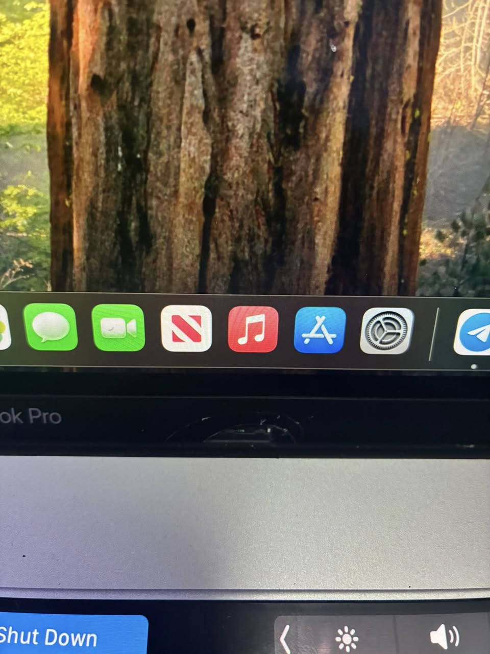 macbook pro  2019
ماك بوك برو 2019 
معالج i7 جيل 9 
رام 16g 
بي كسر صغير بالاطار ماله علاقه بالشاشه 
ويا شاحنه مالته الاصليه 

رايده 600 الف قفل
***********
