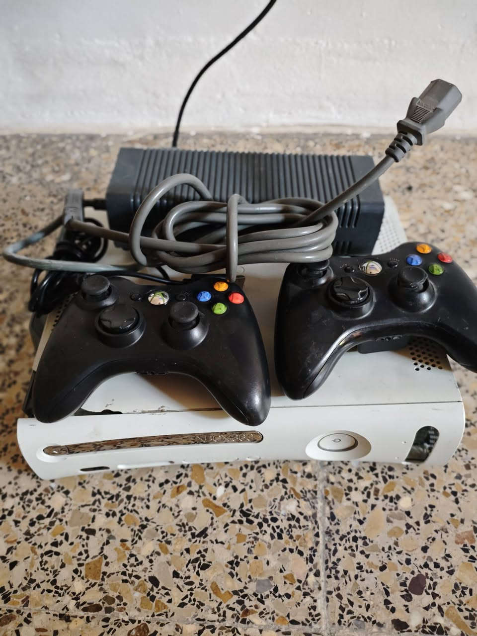 اكس بوكس 360 كاسبر 
يجي وياه يدتين وائر ويد بلوتوث 
الهارد ماله 320 جيجا 
الالعاب 197 لعبه 
شرط شغال وانطق بيها ضمان ثلاثه ايام روح فحصو وين ما تريد
بس كشروا تعبان شويه بس الجهاز شغال شرط
السعر 85الف 
هدا رقم ***********
