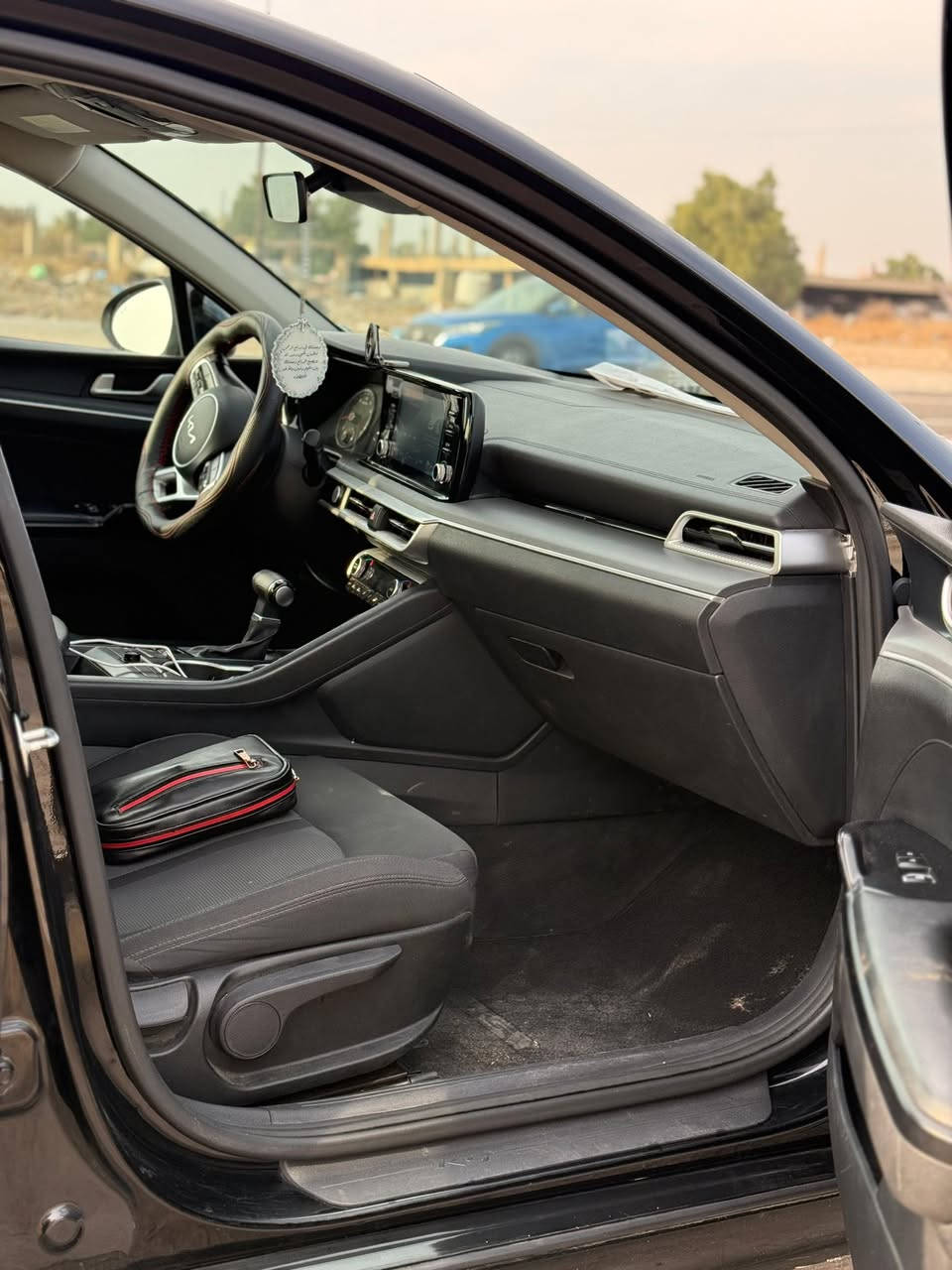 السلام عليكم
للبيع سيارة K5 موديل 2022 
حادث السيارة جاملغات خلفية ثنين وصندوك يعني بس 3 قطع 
بجم كبس 
ماشية 75 الف كيلو فقط 
مكينة 1600 تيربو 
بصمة حساسات
كامرة وشاشة 
رقم بغداد انكليزي باسمي 
تحويل ثاني يوم 
السيارة كلش نضيفة وجاهزة 
السعر145 ورقة 
للاتصال *********** 
العنوان بغداد تقاطع الدرويش حي الاعلام
