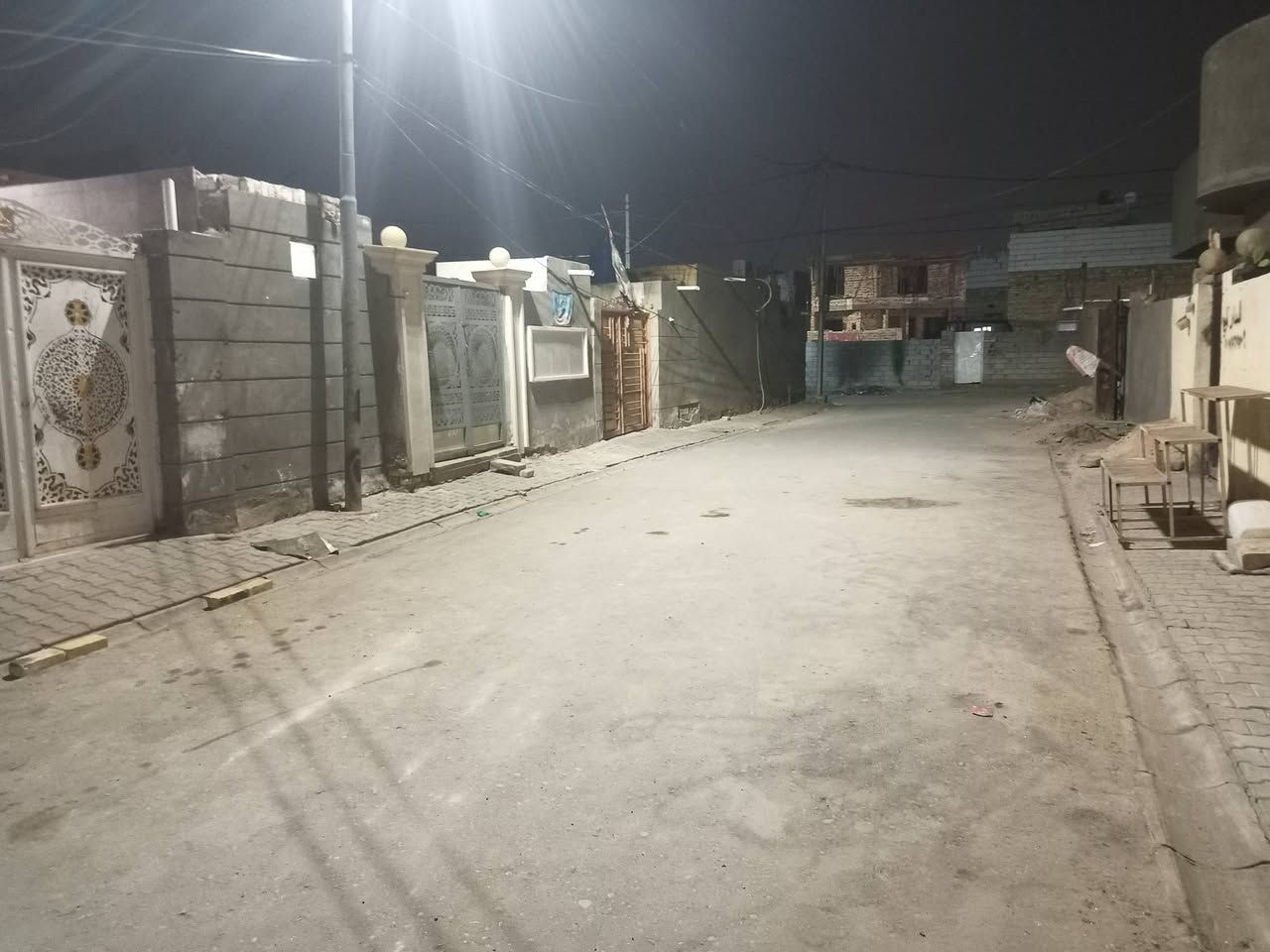 سلام عليكم بيت لبيع في حي الامينالاولملعبشهيدجمال المساحه 200 متر يبعد عن شارع العام 150متر  اساس رفت طابقين كافت خدمات السعر قفل 80 ما متواجت عل فيس ***********
