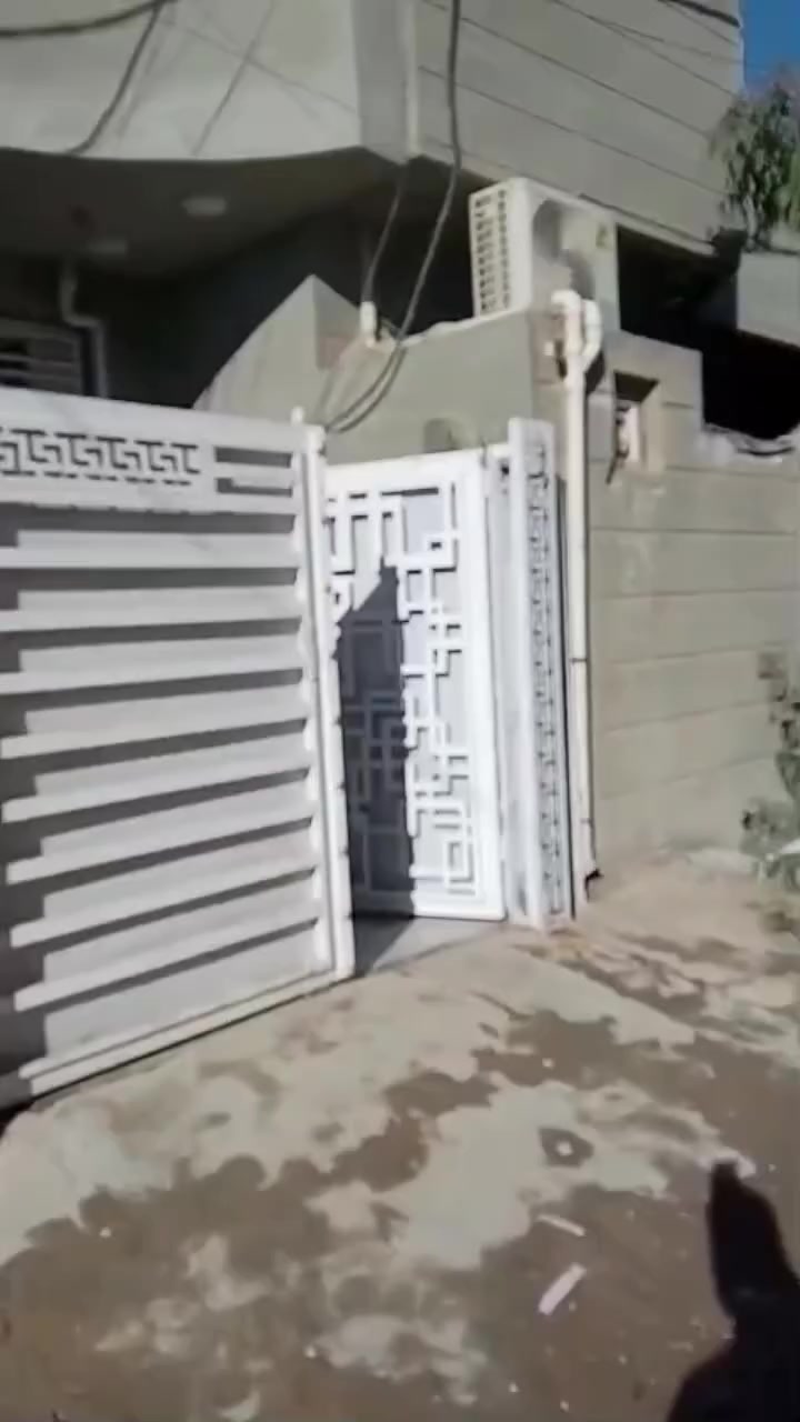 دار في حي المثنى 
المساحه / ١١٥ متر 
غرفة نوم واستقبال وصاله ومطبخ حار وبارد وصحيات خارجيه وداخليه 
***********
