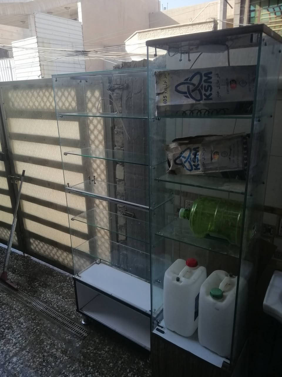 سلام عليكم جام خانه لل بيع تفيد لصاحب المحلات او لل صيدله جام خانه نضيفه ومرتبه مكاني بغداد العبيدي التواصل *********** وتساب او اتصال
