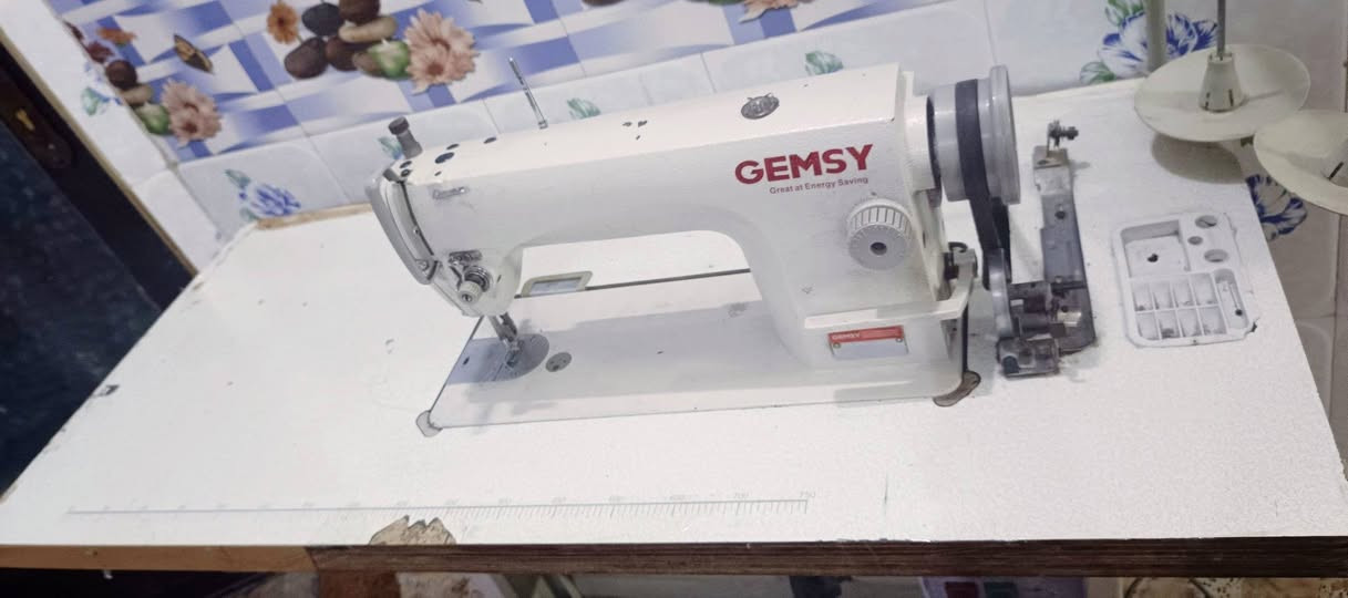 مكينه صناعيه جمسي نضيفه وشغاله مداخله تصليح ابد
 الباب الاول الاصليه 
ماطور مو كاتم  
السعر 225
عنوان كربلاء حي المهندسين قرب حي العامل 
***********
