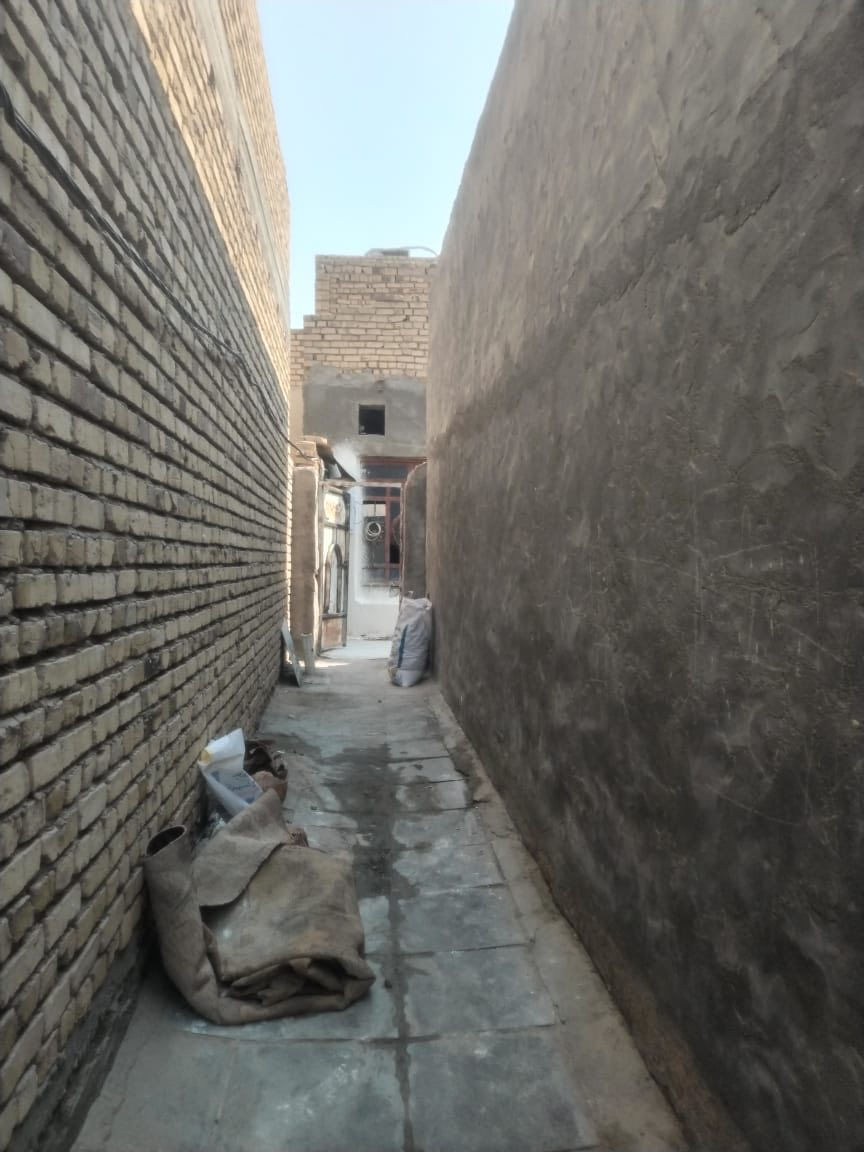 السلام عليكم بيت مساحه 100 خلفي بناء طابوك عكاده بلفداء شارع المدارس مقاطعه 21 خدمات كامله  يحتوي ع غرفه وصاله ومطبخ وصحيات واستقبال عوزه ترتيبات خفيفه السعر مناسب للتوصل ***********
