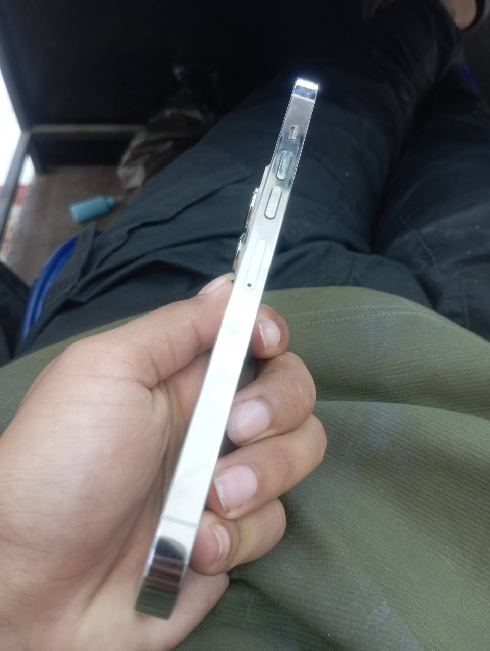 iPhone 13 Pro Max قمة النظافة 
​الحالة: جهاز ما داخل تصليح نهائياً (شرط الفحص) 
​الموديل: أمريكي (LL/A) 🇺🇸.
ذاكرة 256
​البطارية: 86% (أصلية).
​اللون: أبيض ملكي (Silver).
​النظافة: أخو الجديد، بدون أي شخط.
​السعر: [725]قفل
المكان: النجف - حي المهندسين


**إذا كنت صاحب هذا الإعلان وتريد حذفه لأي سبب، رجاءا أرسل رسالة إلى الدعم الفني**