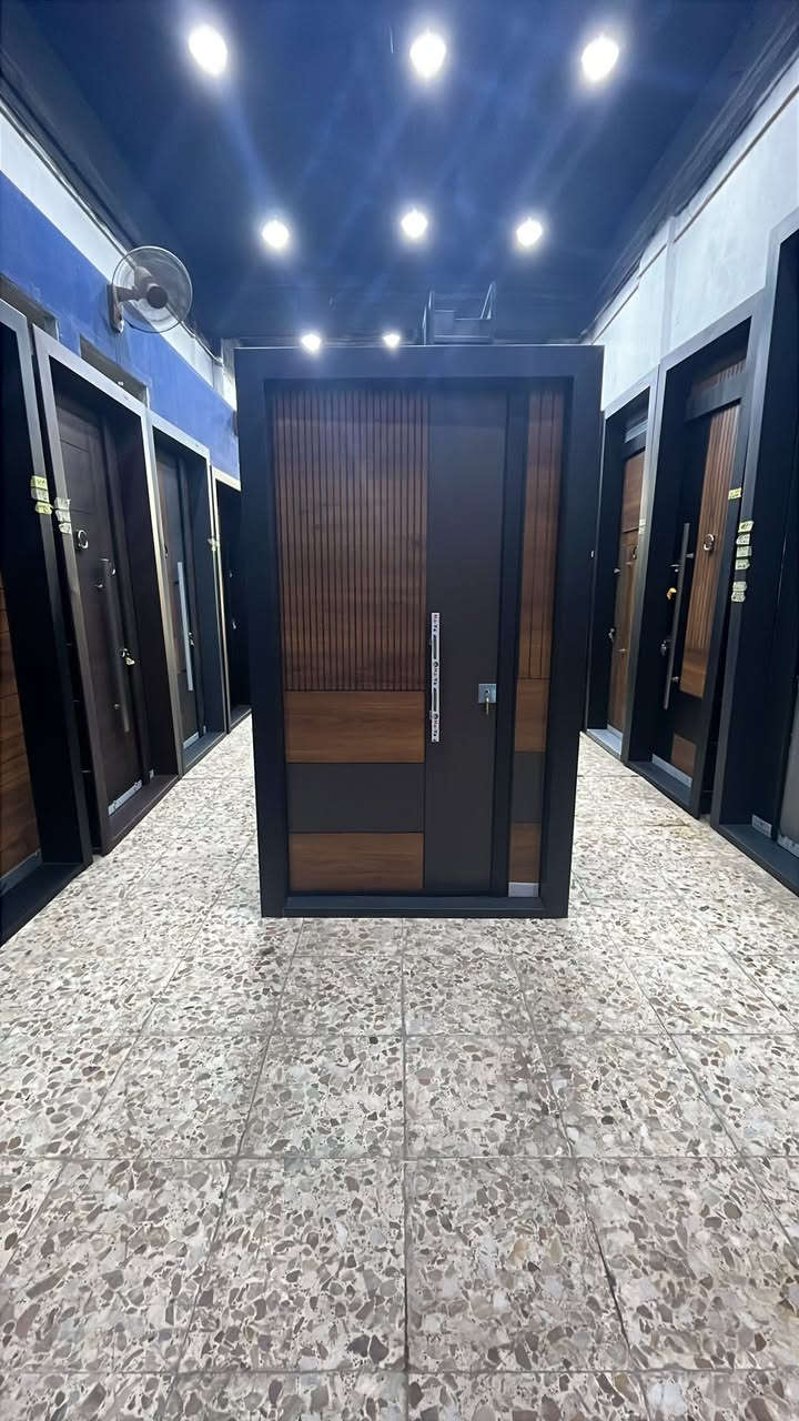 🚪 الفخامة التركية تبدأ من باب بيتك! ✨
​لأن الانطباع الأول يدوم... اختر لأمان بيتك وجماله أبواب إسطنبول التركية.
​🌟 لماذا تختار أبوابنا؟
​أمان مطلق: أنظمة قفل متطورة ومقاومة للاقتحام.
​عزل تام: عزل ممتاز للصوت، الحرارة، والأتربة.
​تصاميم عصرية: تشكيلة واسعة تناسب جميع الأذواق (كلاسيك ومودرن).
​جودة تدوم: مقاومة للرطوبة والعوامل الجوية.
​🏡 بيتك يستحق الأفضل... اجعل فخامته تبدأ من المدخل.
​

إليك أبرز مميزات هذه الأبواب التي تجعلها خياراً مثالياً للاستثمار في أمان بيتك:

​1. منظومة أمان فائقة (قفل القاصة)🔴
​نقاط إغلاق متعددة: لا تعتمد على قفل واحد، بل تحتوي على نظام قفل مركزي يدفع ألسنة حديدية ضخمة يستحيل تقريباً كسرها أو فتحها 

​2. التدريع الحديدي والهيكل المتين🔴
​الهيكل الداخلي: الباب ليس مجوفاً ولا خشبياً بالكامل، بل يحتوي على شاسيه (هيكل) من الفولاذ الصلب بسماكات عالية المقاومة للصدمات والضغط.

​الإطار (الجرجوبة): يتم تصنيع الإطار من الحديد الثقيل والمعالج لحماية الباب 

​3. العزل الحراري والصوتي الممتاز🔴
​يتم حشو الباب من الداخل بمواد عازلة عالية الكثافة مثل الصوف الصخري (Rockwool) أو البوليسترين.

​هذا الحشو يمنع تسرب الحرارة والبرودة (مما يقلل استهلاك التكييف)، بالإضافة إلى عزل الضوضاء الخارجية بشكل ممتاز جداً.

​4. مقاومة العوامل الجوية (الرطوبة والشمس)🔴

للتواصل او الاستفسار :
***********
***********
