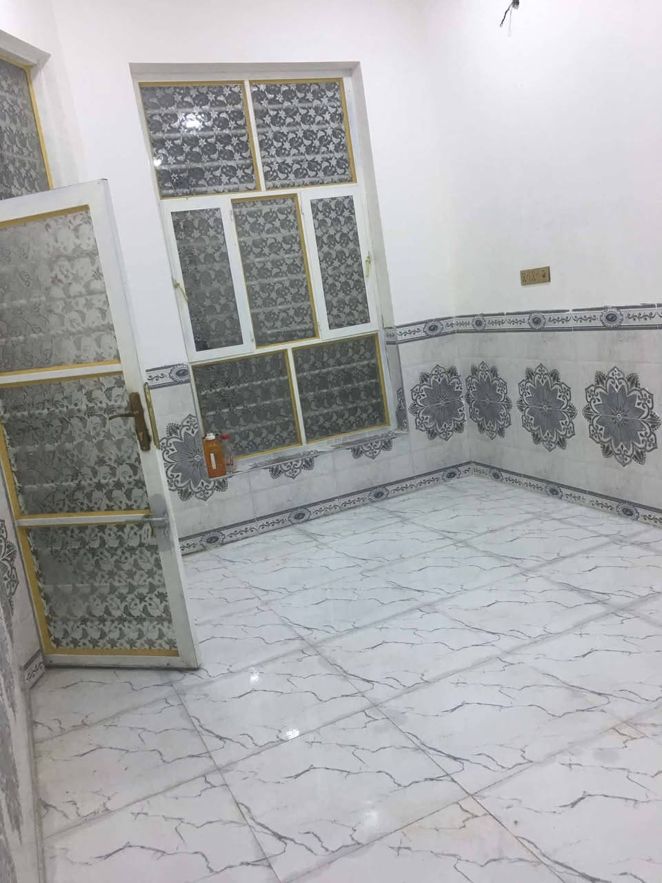 مشتمل في زين القوس شارع ابو الفضل للبيع مطلوب مبادرة طابق واحد استقبال وهول مفتوح على المطبخ وغرفة نوم وصحيات خارجية وحمام داخلي
للاستفسار خاص او على الرقم ***********
