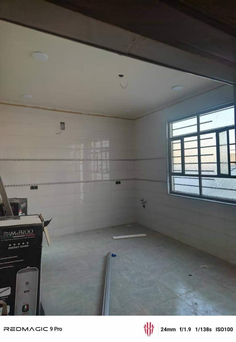 دار للبيع مساحه 200م في حمدان الجديده طابق واحد يتكون من غرفتين 5×4احد الغرف سويت وصاله ودوانيه 6×4 ومطبخ 5×4 وكراج وحديقه وحمامات عدد3 سعره 110وبي مجال البيت شغل درجه اوله يبع عن الشارع 100م قرب شارع معمل شيخ اتصال على الرقم ***********
