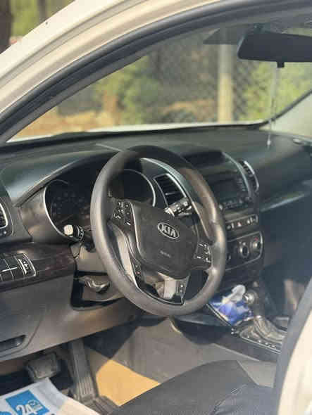 السلام عليكم 
كيا سورنتو 2015
محرك V4 / 2400
ماشية 138
محرك كير تبريد كفالة 
المواصفات
تحكمات ستيرن جهتين - اشاير بالمري 
مثبت سرعة - ايكو 
ضرر 
نص بنيد صبغ + جاملغات امامية 
 مكان السيارة بغداد / بغداد الجديدة 
***********
