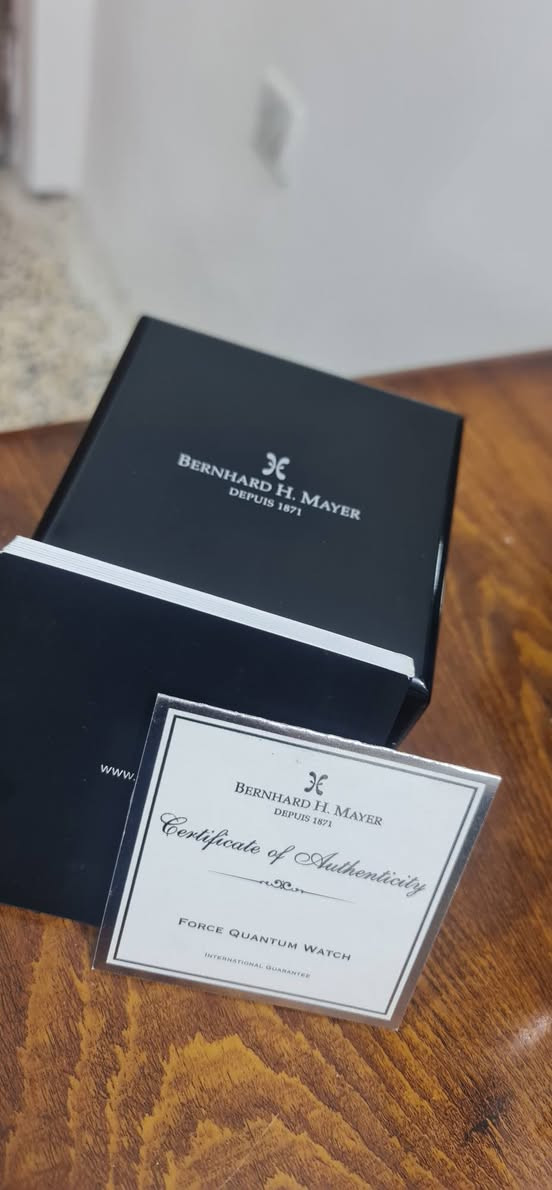 بناءً على الصورة، هذه الساعة هي من العلامة التجارية السويسرية Bernhard H. Mayer، وتحديداً موديل Ascent Chronograph (أو طراز مشابه جداً من مجموعة الكرونوغراف الكلاسيكية لديهم).
​إليك أهم مواصفاتها التقنية المعتادة لهذا الإصدار:
​المواصفات العامة:
• ​بلد المنشأ: سويسرية الصنع (Swiss Made).
• ​الهيكل (Case): مصنوع من الفولاذ المقاوم للصدأ (Stainless Steel 316L) المصقول والناعم.
• ​المينا (Dial): باللون الأزرق الداكن مع مؤشرات مضيئة (Luminescent) للساعة والدقائق.
• ​الزجاج (Crystal): زجاج ياقوت (Sapphire Crystal) مقاوم للخدش مع طبقة مضادة للانعكاس.
• ​السوار (Bracelet): سوار من المعدن (Stainless Steel) بتصميم خماسي الحلقات (أشبه بتصميم Jubilee) مع مشبك قابل للطي.
​الوظائف (Functions):
• ​نظام الحركة (Movement): كوارتز سويسري (Swiss Quartz)، وغالباً ما تستخدم هذه العلامة ماكينات Ronda.
• ​الكرونوغراف (Chronograph): تحتوي على ثلاث عدادات فرعية لقياس الثواني، الدقائق، والساعات (أو أجزاء من الثانية حسب الموديل الدقيق).
• ​التاريخ (Date): نافذة لعرض التاريخ تقع عادةً عند الساعة الرابعة أو السادسة (في صورتك تظهر عند الساعة الرابعة تقريباً).
• ​مقاومة الماء: غالباً ما تكون مقاومة للماء حتى عمق 50 أو 100 متر (5 - 10 ATM)، مما يجعلها مناسبة للاستخدام اليومي والسباحة السطحية.
​ملاحظات إضافية:.
• ​يتميز هذا الموديل بالعقرب الأحمر النحيف للثواني (الخاص بالكرونوغراف) الذي يعطي لمسة رياضية للمينا الأزرق.
​السعر ٨٥٠ الف وبيها مجال بسيط


**إذا كنت صاحب هذا الإعلان وتريد حذفه لأي سبب، رجاءا أرسل رسالة إلى الدعم الفني**