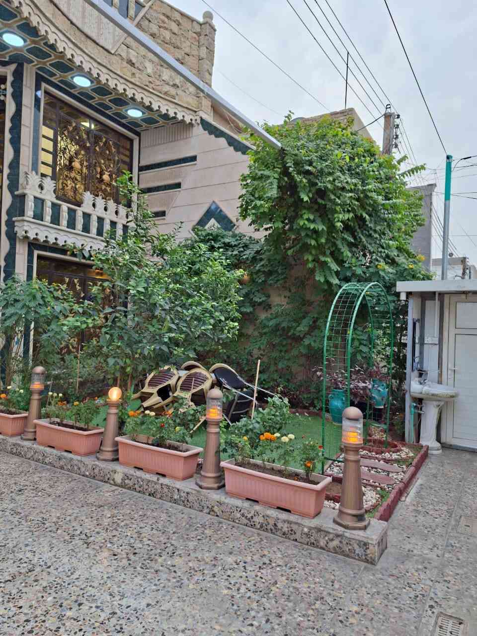 السلام عليكم ... دار للبيع طابقين ونص المساحه ١٧٠متر بالسند ١٨٠متر واقع حال بناء حديث يحتوي على كراج وحديقه + صاله كبيره + هول كبير+ مطبخ  بارد + ٤ غرف نوم كبار + مطبخ حار + ٣ حمام + بيتونه مخزن كبير جدأ + سطح عدد ٢ / العنوان بغداد حي العامل قرب جامع محمد الجواد (ع)  للاستفسار الاتصال على الرقم *********** متوفر واتساب……………اسيا ***********  لا يتوفر به واتساب فقط عادي …… (البيع مع الأثاث أو فارغ)
