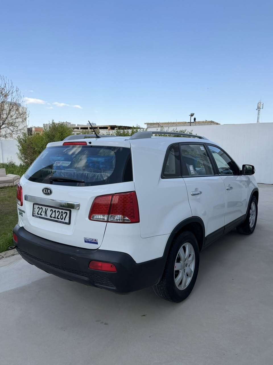 سلام عليكم كيا سورينتو موديل 2013 
مواصفات نص فول داخل اصفر ثلالث مقاعد استيرن فوليوم تبريد مركزي ثلاث قطع مرايات شفط 
سنوية هز رقم ژينكة كلها جديد 
صدر امامي خلفي جديد 
اربع طايرات جديد. 
سيارا جاهز وحلو بدون اي نقص 
كير محرك ما مفتوح 
سيارا مكفوله بدون صبخ بدون تعديل 
مكانه كركوك 
سعر153$ بيها مجال
***********
