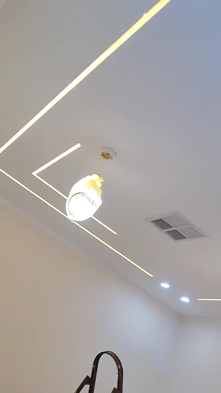 سقوف مغربيه +طلس عام +جوين +صبغ +وجميع الديكورات الجداريه +لوحات جداريه باجمل التفاصيل +ديكورات بلازمه +سقوف ثانويه 
(=) اسعار مناسبة جدآ
- *نتميز بأدق التفاصيل* اللي تفرق بين الديكور العادي والتحفة الفنية
- *شغلنا مو بس ديكور*، هذي قصة جمال تنكتب بكل زاوية ببيتك
- *ذوق مغربي أصيل + لمسة إسبانية راقية = بيت يحچي عنك*
- *الدقة عندنا مو خيار، هي الأساس* من أول بلاطة لآخر لمسة

*جمل للديكور المغربي:*
- *نكلك لسحر مراكش* بنقوش الجبس وزخارف تاخذ العقل
- *الأصالة المغربية* بين إيدينا، وكل تفصيلة تنحفر بحب
- *لمسة شرقية دافية* تخلي بيتك حكاية من ألف ليلة وليلة
- *أناقة إسبانيا ببيتك*، بساطة راقية وألوان تنطي روح
- *شغلنا يتنفس فخامة أندلسية*، كل خط محسوب وكل لون له معنه الاستفسار اتصل📞(***********(
