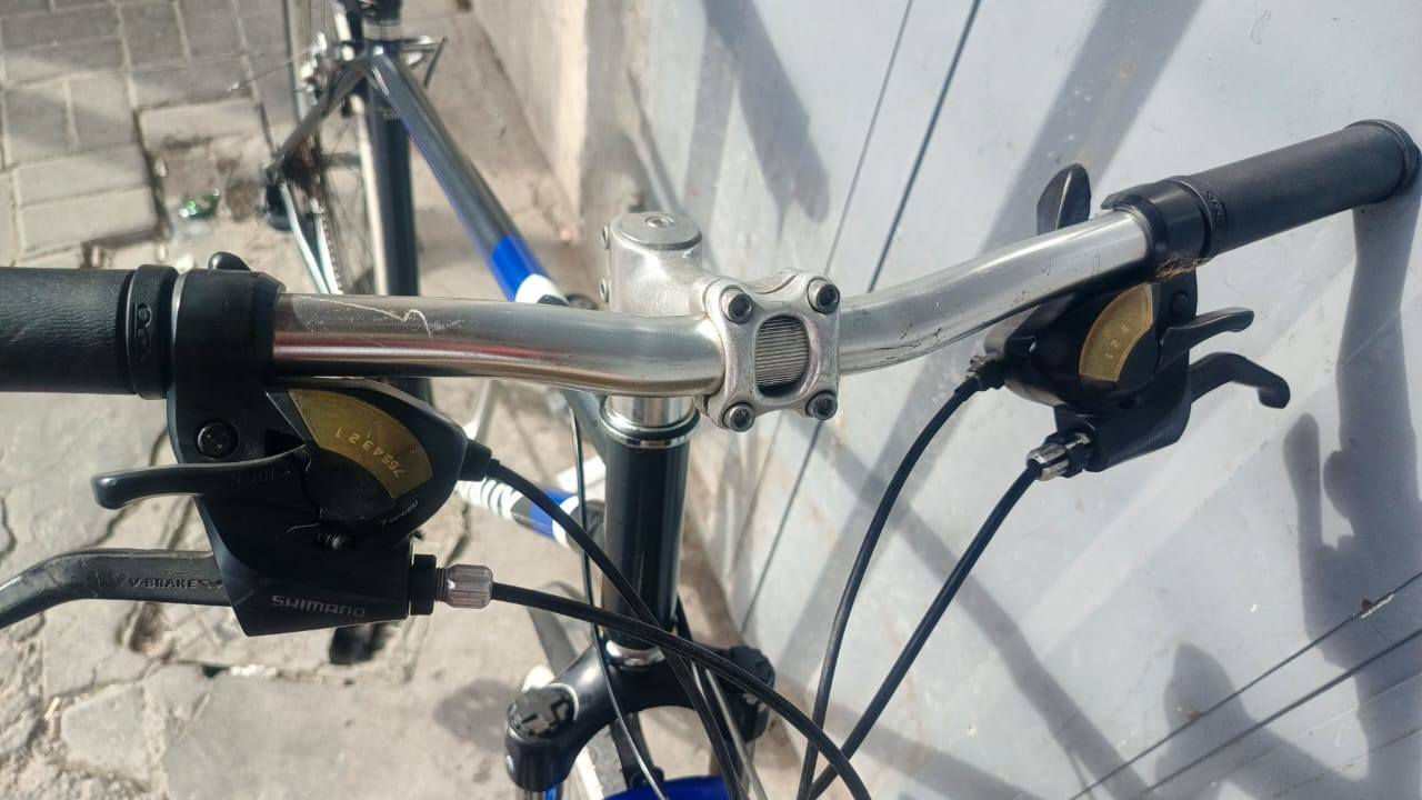 شيفاكس صناعة فرنسية حجم 28 سستم شيمانو تورني  7x3  كيورة سحب دفع دبل أمامي شغال تخم تايرات خط ابيض دراجة وضع حاوية كاملة من اي نقص السعر ١٤٠ مكاني بغداد مدينة الصدر  ويتوفر توصيل***********
