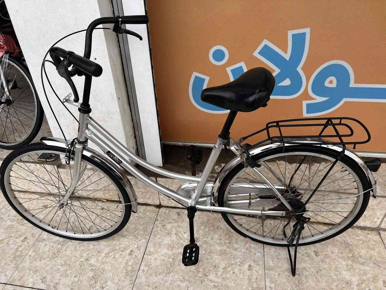 باسكيل ياباني باله حجم 24 شرط نظافه بدون اي عيب شلونه بل صوره هيج سعره 60 قفله شراي خابر وتدلل *********** ملاحظة اروس شعندك باسكيل عاطل لو حته صغير تحياتي للجميع
