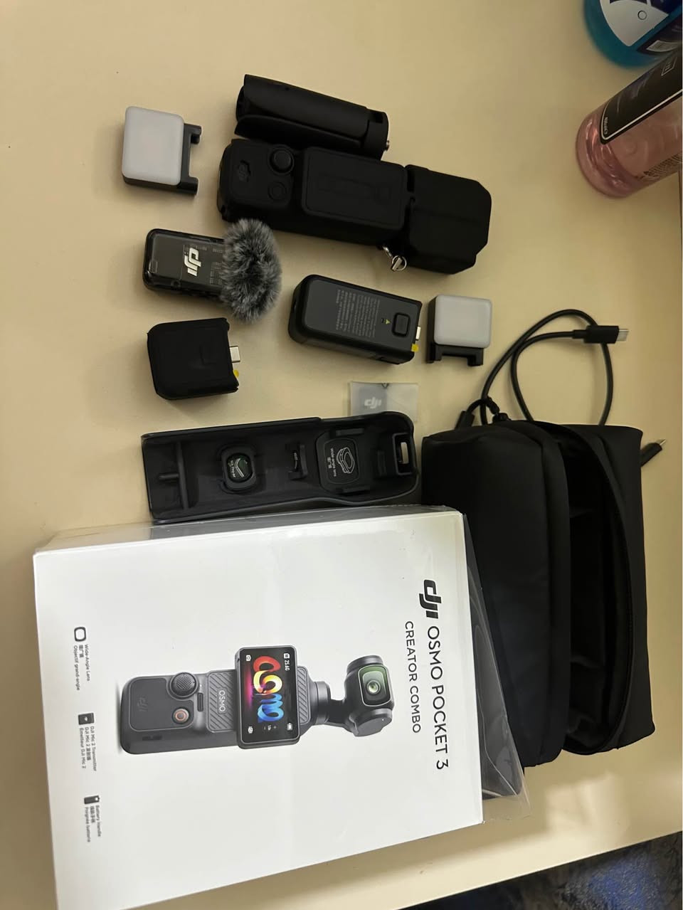 سڵاو هاوڕیانی ئەزیز 
Osmo pocket 3creatour combo 
بۆ فرۆشتن بەکارهاتووی مەنگێکە خۆ هەڵم پچراندوە خاوێنی ١٠٠/١٠٠هەموو شتەکانیشی لەگەڵە و کەڤەریشم بۆی کڕیوە کەوا دەعی سەر لێنز وە دەرعی شاشەی پێوەیە وە دوو لایتی لیدیشی لەگەڵدایە
وە بۆ زانینی نرخ دەتوانین نامە بنێرن یان پەیوەندیمان پێوە بکەن گەیاندنیشمان هەیە 
*********** أربيل, العراق
