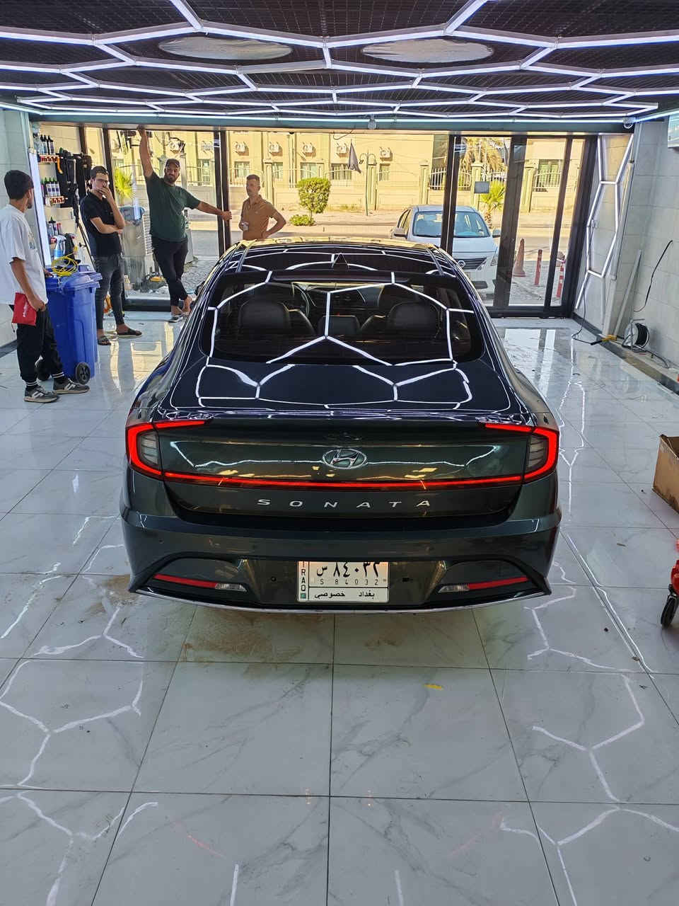 يا الله السلام عليكم... للبيع فقط
سوناتا موديل 2020 وارد خليجي ماشية 72 الف كيلو متر  رقم بغداد بأسمي مطلوبة للمصرف قطع مباشر يعني من الماستر مالتي  لون رصاصي محرك الفين سمارت وأكيد كلكم تعرفون السمارت بيها بارد ربع باب الصدر فقط واني معلي گاز گيت يعني طابك ثنين انسه الأدفانز السيارة متصرف عليها ألف جاهزة من كلشي تخم تاير باتري جديد تدفئة وتبريد ع الشرط 
المواصفات 
1- سقف بانوراما 
2- شاشة كبيرة كار بلاي 
3- بصمة تشغيل + بصمة أبواب لمس مع الترحيب 
4- تشغيل عن بعد 
5- تحديد مسار 
6- اوتو هولد 
7- شحن واير ليس 
8- هاند بريك بصمة 
9- شفتات ستيرن
10- كشنات الأمام تدفئة
11- قيادة آلية 
12- كشناد جلد 
13- خمسة أنضمة قيادة 
14- رادار
15- منبه جرس عند حدوث أي مشكلة في المحرك أو الگير أو الحماوة
16- فتح الصندوق عند الأقتراب 
اخوان الله شاهد السيارة بيها كلش هواي مواصفات بعد اتعب 😁 السعر المطلوب 185 ورقة يعني شدة و 85 وبيها مجال للطيبين ما عندك تگبله وتروح واني خادم تشلعون عيوني 
ملاحظة... أتعهد بوكالة عامة بالسيارة ومن تصير حره أتعهد بالمداور 
مكاني محافظة الديوانية 
وهذه أرقامي اتصل وتدلل 
***********
***********
