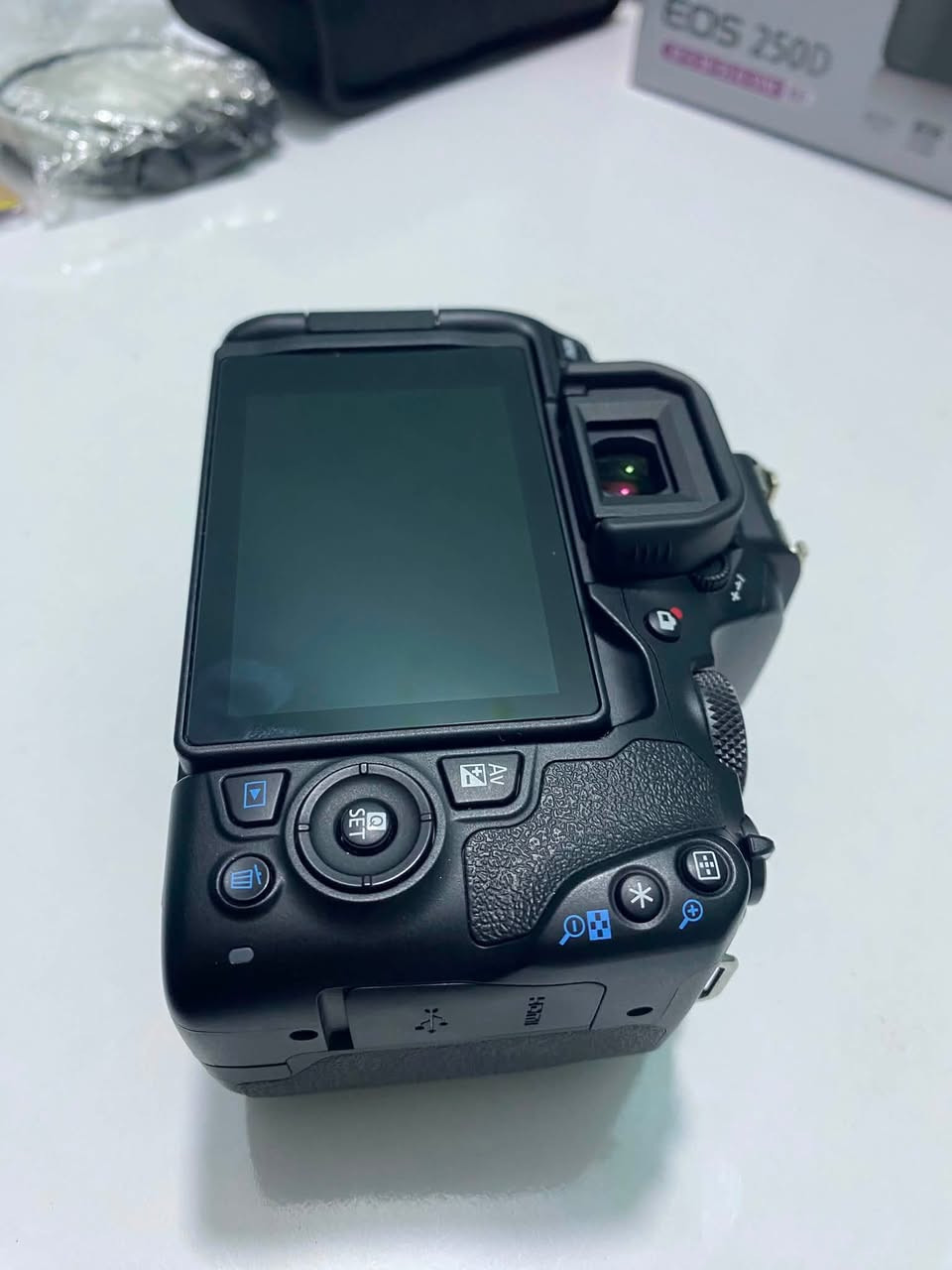 للبيع Canon EOS 250D مع فلاش Godox
📸 الكاميرا نظيفة جدًا وحالتها ممتازة، استخدام شخصي وخالية من أي مشاكل.

المحتويات:

* Canon EOS 250D

* عدسة Canon EF-S 18-55mm IS STM

* فلاش Godox

* بطاريه

* شاحن

* حزام الكاميرا

* الكرتون الأصلي

* جميع الملحقات الظاهرة بالصور

✅ تصوير 4K

✅ شاشة متحركة تعمل باللمس

✅ Wi-Fi وBluetoot

***********
