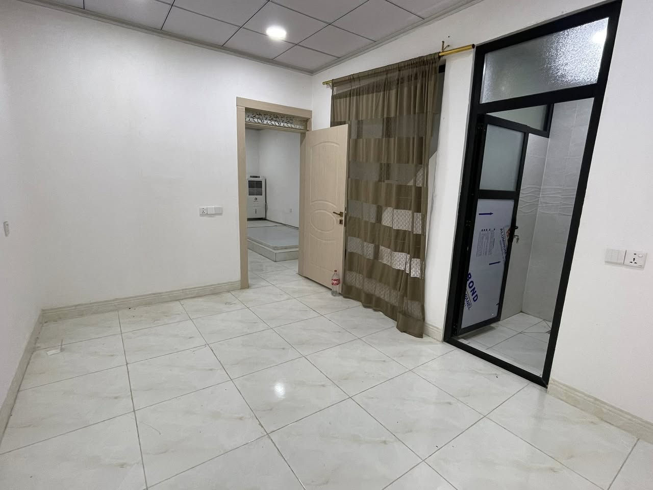 📍📍شقه للايجار📍📍
شقه للايجار طابق ثاني معزوله عن الطابق الاول مساحه ١٠٠متر
بناء حديث 
موقع بحركه قريب من شارع ال 150 
📍ايجار الشقه (٢٥٠) الف
📍للتواصل واتساب ***********
