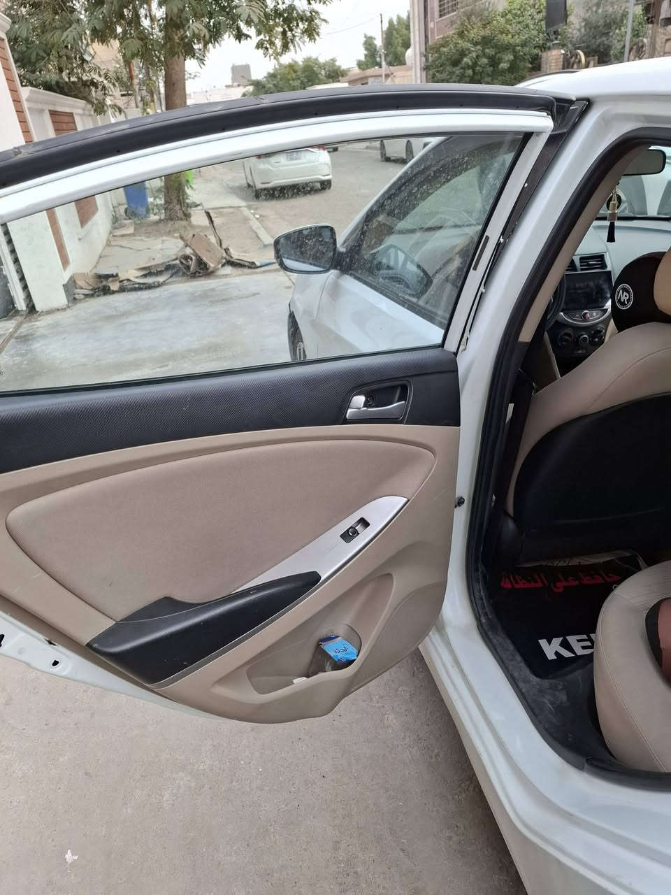 السلام عليكم
اكسنت 2016
 ماشية 165 الف
فتحة سقف
تدفئة تبريد 
تحكم ستيرن
شاشة
تخم تاير جديد 
باتري جديد 
صدر نظيف
ادامة للمكينة تبديل بلكات تنظيف نوزلات 
دسكات جديدة
السعر المطلوب 95 ورقة وبيها مجال بسيط 
البيع بسبب الحاجة
العنوان بغداد نفق الشرطة
للتواصل واتساب ***********
