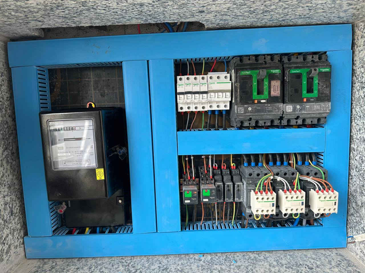 الحمدلله حتى يرضى 
جزء من أعمالنا من البوردات الرئيسية واللوحات الثانوية لدور والعمارة وبقية المواقع كادر @محمدالعبادي ابونور 
وكيل شركة Rother/روذر في الموصل للأنارة والتأسيسات الكهربائية لتواصل معنا على الأرقام التالية
واتساب  *********** 
 اتصال آسيا *********** 
 اتصال كورك ***********
تحياتي @للجميع
