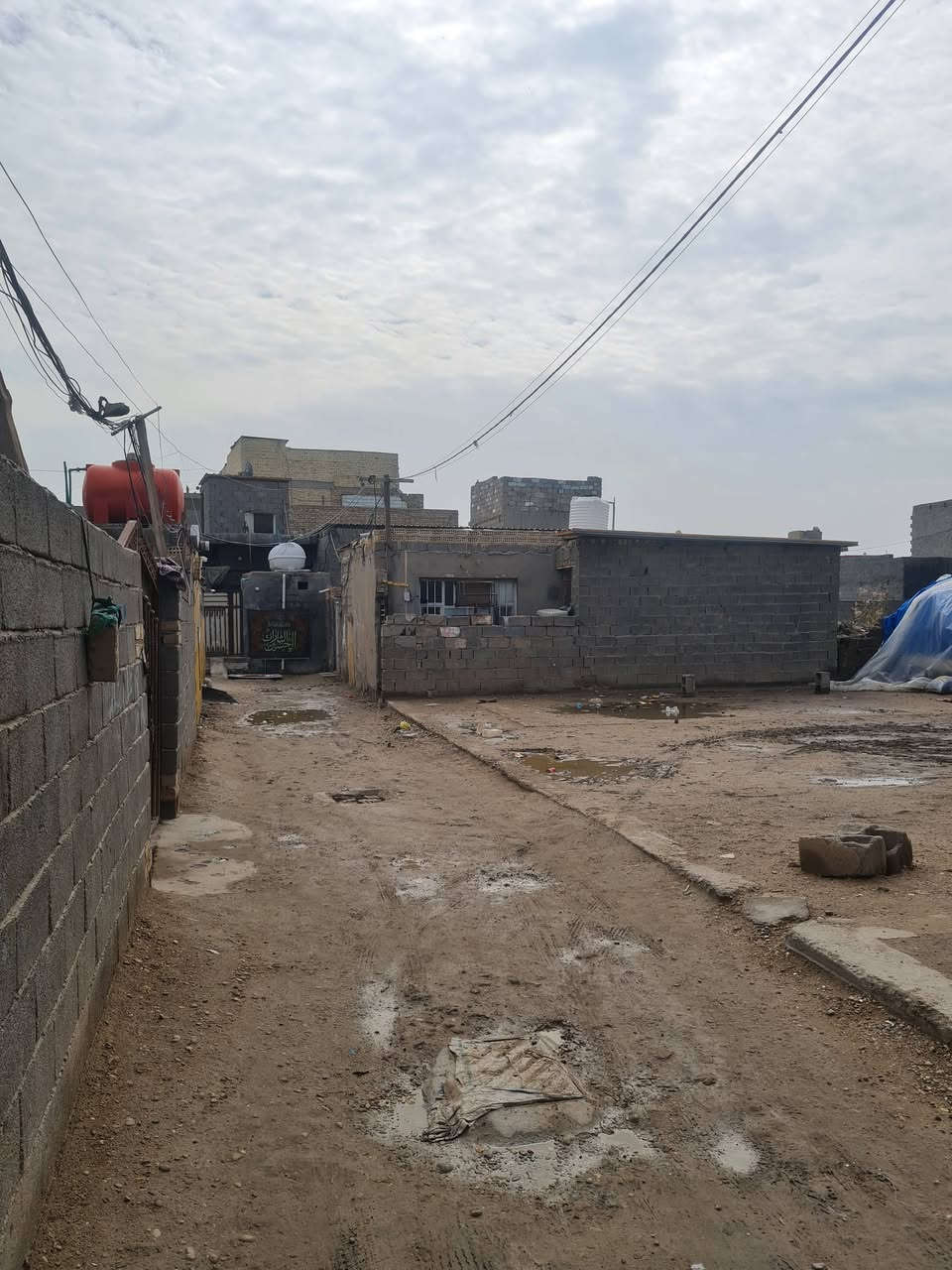 السلام عليكم بيت للبيع مساحته 120 داخل فرع بشارع المصاليخ يم المضمد علي ابو فاطمه مقابل أسواق حسون سعره 18 وبي مجال  
يحتوي على إستقبال وصاله وحمام ومطبخ ضمن الصاله ومنور و تواليت خارجي غرف ٢


**إذا كنت صاحب هذا الإعلان وتريد حذفه لأي سبب، رجاءا أرسل رسالة إلى الدعم الفني**