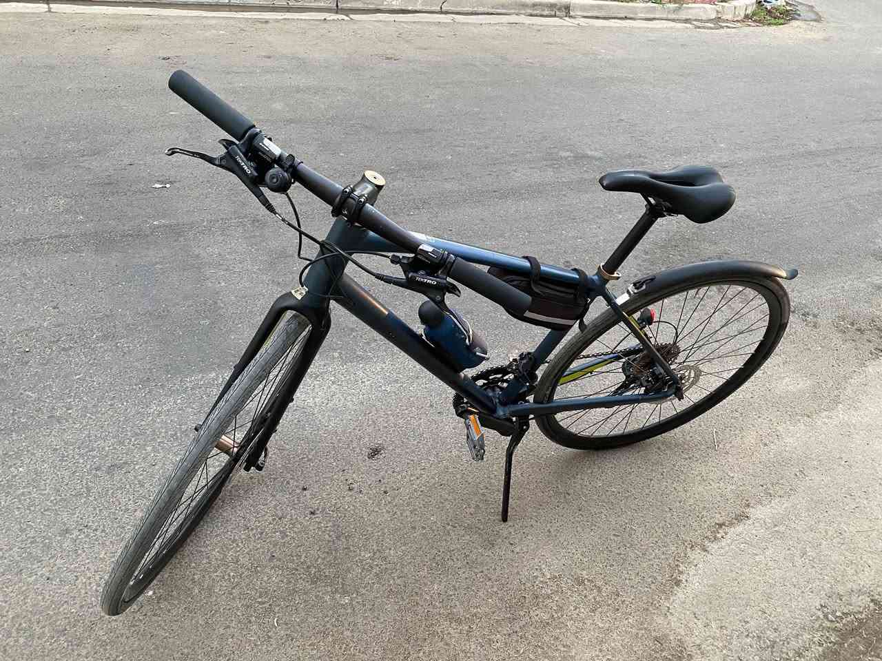 بايك ماركة "Specialized " الأمريكية العالمية
( توب3 عالمياً)

موديل Sirrus Elite/Sport
من اصدارات 2018-2020 كاليفورنيا

هايبرد 

السعر 520الف

الشاصي (الفريم): 
ألمنيوم نوع خاص A1 Premium Aluminum عالي الكوالتي+ وزن خفيف جداً.

الحجم : لارج ( L ) 

نظام التروس: سستم كامل Shimano Sora احترافي (2 \times 9) يعطيك 9 خلفي/ 2 امامي
18 سرعة حقيقية وسلاسة تامة بالتبديل.
( "شيمانو سورا" هو الاصدار الحديث لشركة شيمانو)

البريكات:  ديسكات هيدروليك (زيت) من شركة "Tektro"، استجابة فورية وقوة كبح ممتازة 

الإطارات: بحجم 700c 

الأسلاك: داخلية (Internal Routing) مدمجة داخل الشاصي .

بغداد 

للتواصل : *********** واتساب
