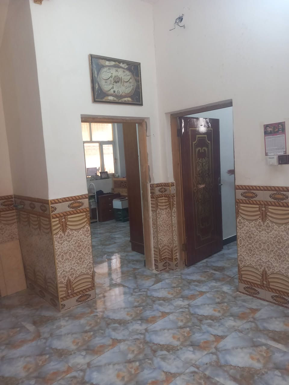 بيت  للبيع  مساحته  200 م   يبعد  عن  شارع  العام  60 م
يتكون من  غرفتين بطابق الارضي  في قضاء  السنيه

+غرفه بطابق الثاني + صاله   +براني  ويحتوي  علي  منورين  

ومغاسل  خارجيه  وداخليه  واتصال علي رقمي  خاص  وسطح  كامل  الاشتايكر  وتصال  علي  رقمي  خاص  ***********
