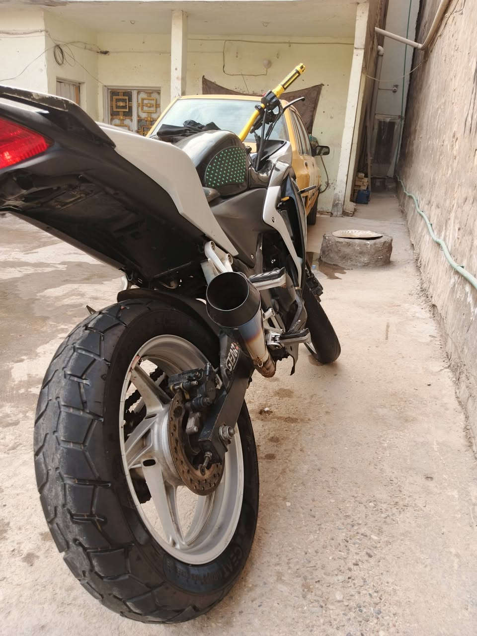 سلام عليكم دراجه لبيع وكامله من كلشي بس بيها نقص كفر وقبق مال بانزين شاهد الله دراجه نضيفه بس محتاج وراح ابيعه وصالنصه رياضي 800 وبيها مجال حك جيتك وشرياي يصل مكاني بغداد  ***********
