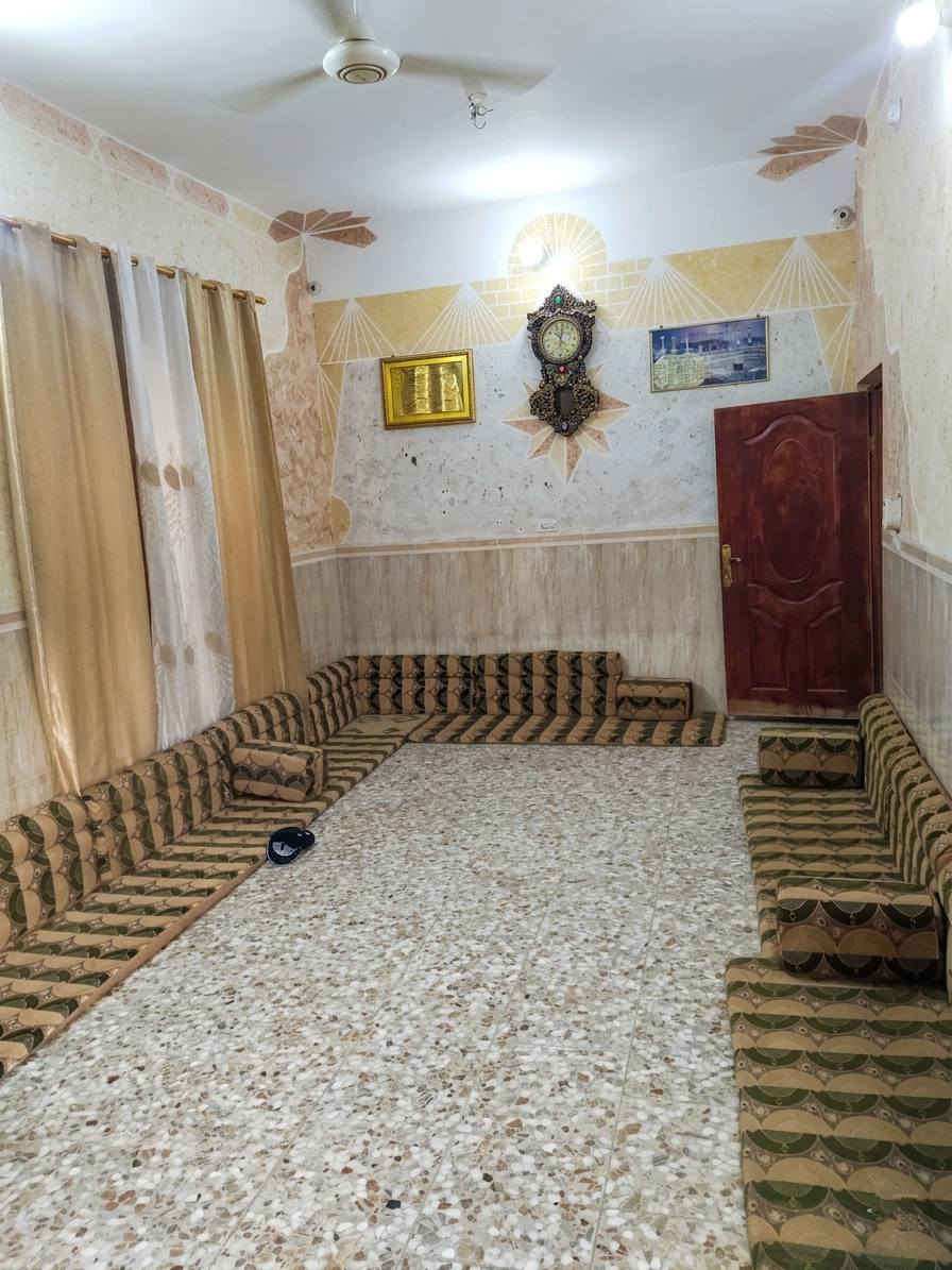 بيت ومشتمل للبيع ..
مساحة ٢٦٠ متر .. خلف الملعب خلف شارع ياسين مباشرة ..

البيت يتكون من غرفتين جوة وهول وبراني ومطبخ وغرفتين فوك ..وصحيات ..عكادة نضيف جدا ..

المشتمل ..

يتكون من غرفة وهول كبير ومطبخ وصحيات ..مع هيكل غرفة فوك ..

***********
