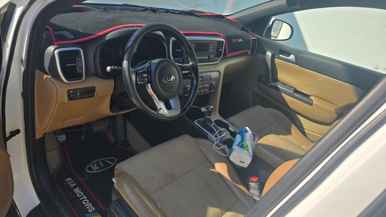 السلام عليكم
للبيع سبورتج خليجي موديل 2019

كير محرك كفاله 

بيها ملاحضات 

داخل حمصي بأسود 

موصفتها 

تربيد قطعتين 

مري شفط 

حساسات امامي خلفي

السعر 185وبيها مجال 

***********
