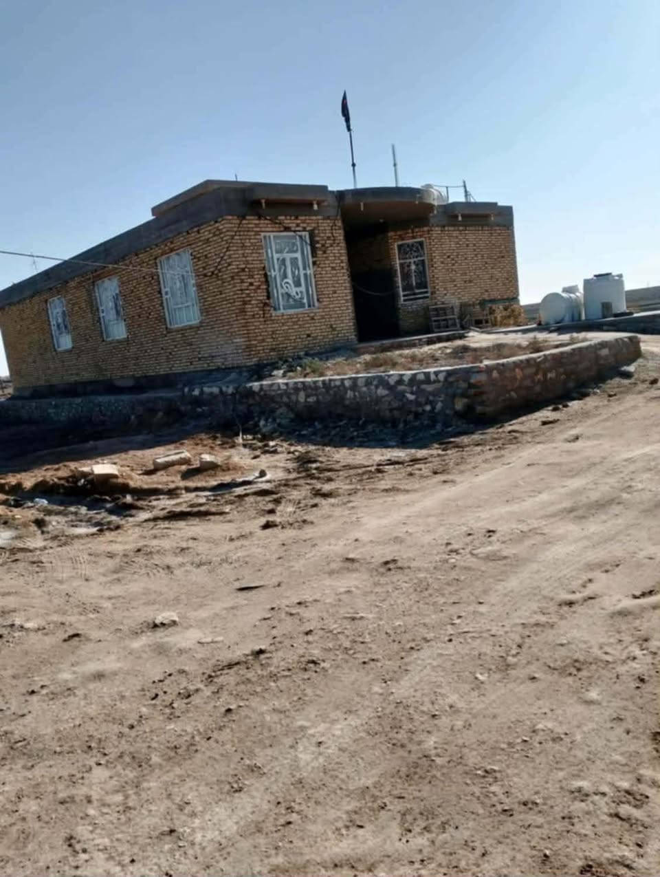 للبيع بيت مع دونم زراعي – سند 25
📍 الموقع: البوحجر، نهاية التبليط، مقابل بيت سيد باسم.

🏡 تفاصيل العقار:

* بيت مسلح.
* 3 غرف نوم.
* صالة.
* براني.
* مدخل.
* مطبخ حار ومطبخ بارد.
* مجاميع صحية.
* درج (لف).

🌳 مساحة الأرض الزراعية:

* دونم كامل.
* الأبعاد: 50 × 50 متر.

💰 السعر: 90 مليون دينار عراقي، قابل للتفاوض.

📞 للاستفسار: ***********.
