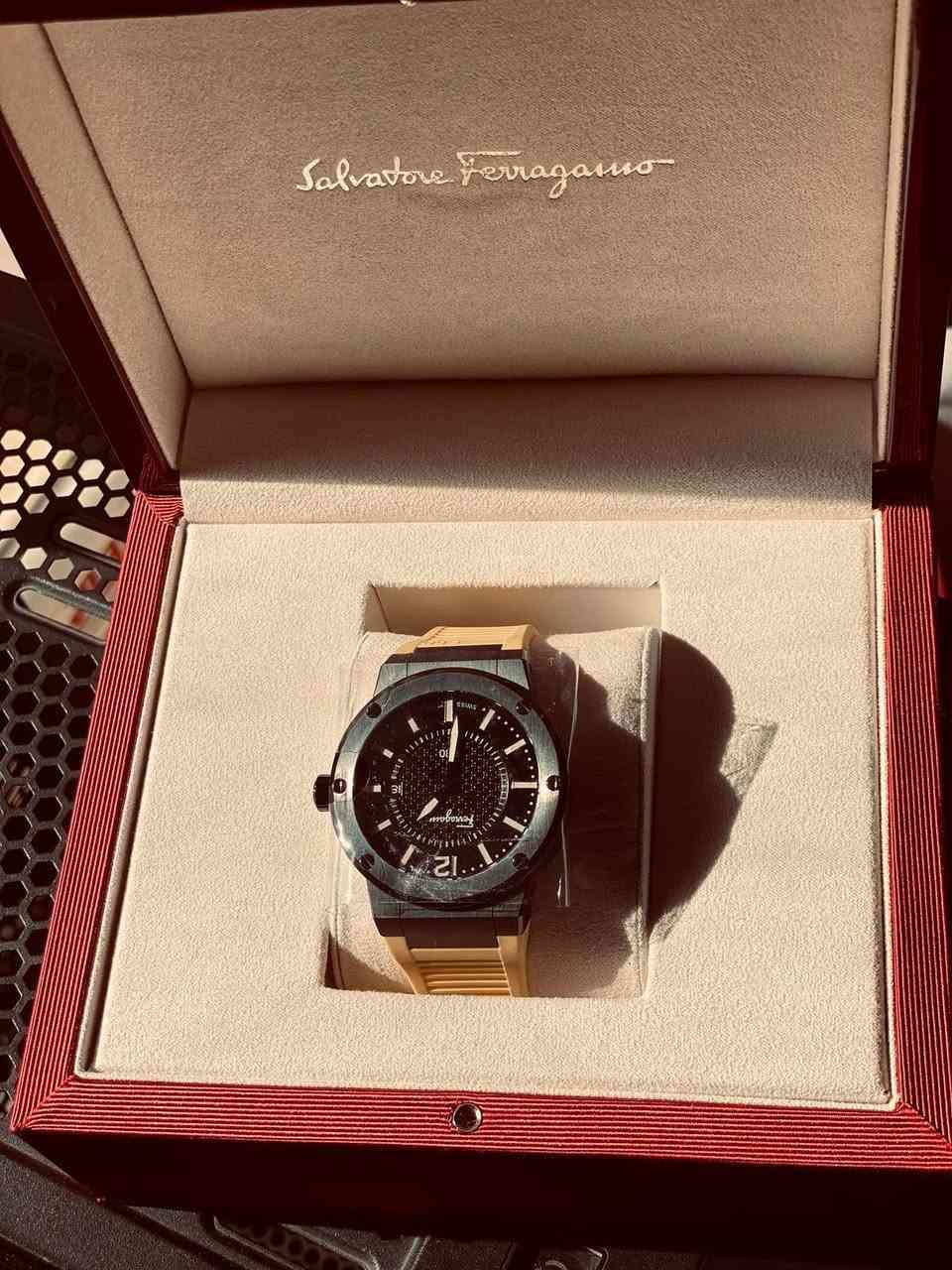 ⌚ ساعة Salvatore Ferragamo أصلية ⌚
فخامة إيطالية بتصميم رياضي أنيق 🔥
كامل مرفقات 
سير جلد اصفر
✨ المميزات:
 • ماركة عالمية Salvatore Ferragamo
 • تصميم عصري ملفت للنظر
 • هيكل قوي ولون أسود أنيق
 • سوار مريح ومناسب للاستخدام اليومي
 • تأتي مع العلبة الأصلية

💼 مناسبة للبس الرسمي والكاجوال
🎁 خيار مثالي للهدايا

📩 للاستفسار أو الطلب راسلنا خاص
🚚 توصيل متوفر


**إذا كنت صاحب هذا الإعلان وتريد حذفه لأي سبب، رجاءا أرسل رسالة إلى الدعم الفني**