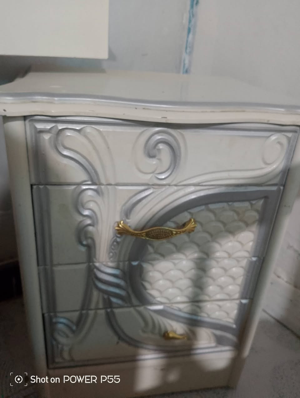 السلام عليكم غرفة نوم كنتور مع سرير مع كومديات ثنين وميز تواليت نضيفه جدا السعر ٦٠٠ قفل 
للاتصال ***********
