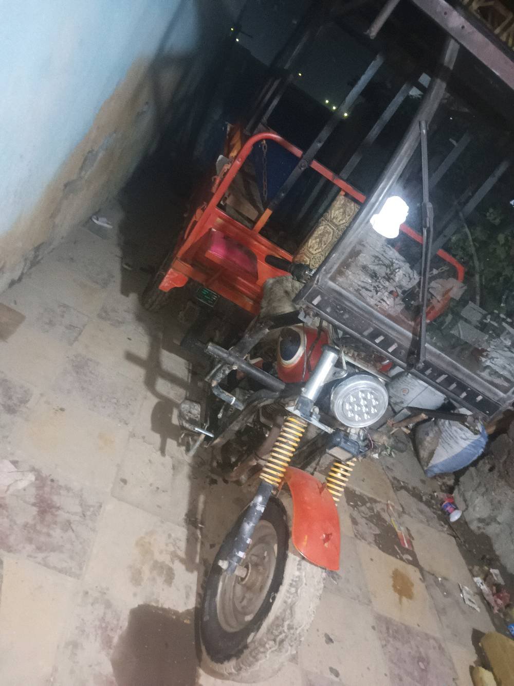 تكتك دايون للبيع، ممتاز ومناسب للنقل والبضائع. الحالة جيدة مع بعض آثار الاستعمال. يقدم وسيلة اقتصادية وفعالة للتنقل وتجارة الشوارع. للاستفسار والاتفاق، يرجى الاتصال أو المراسلة.