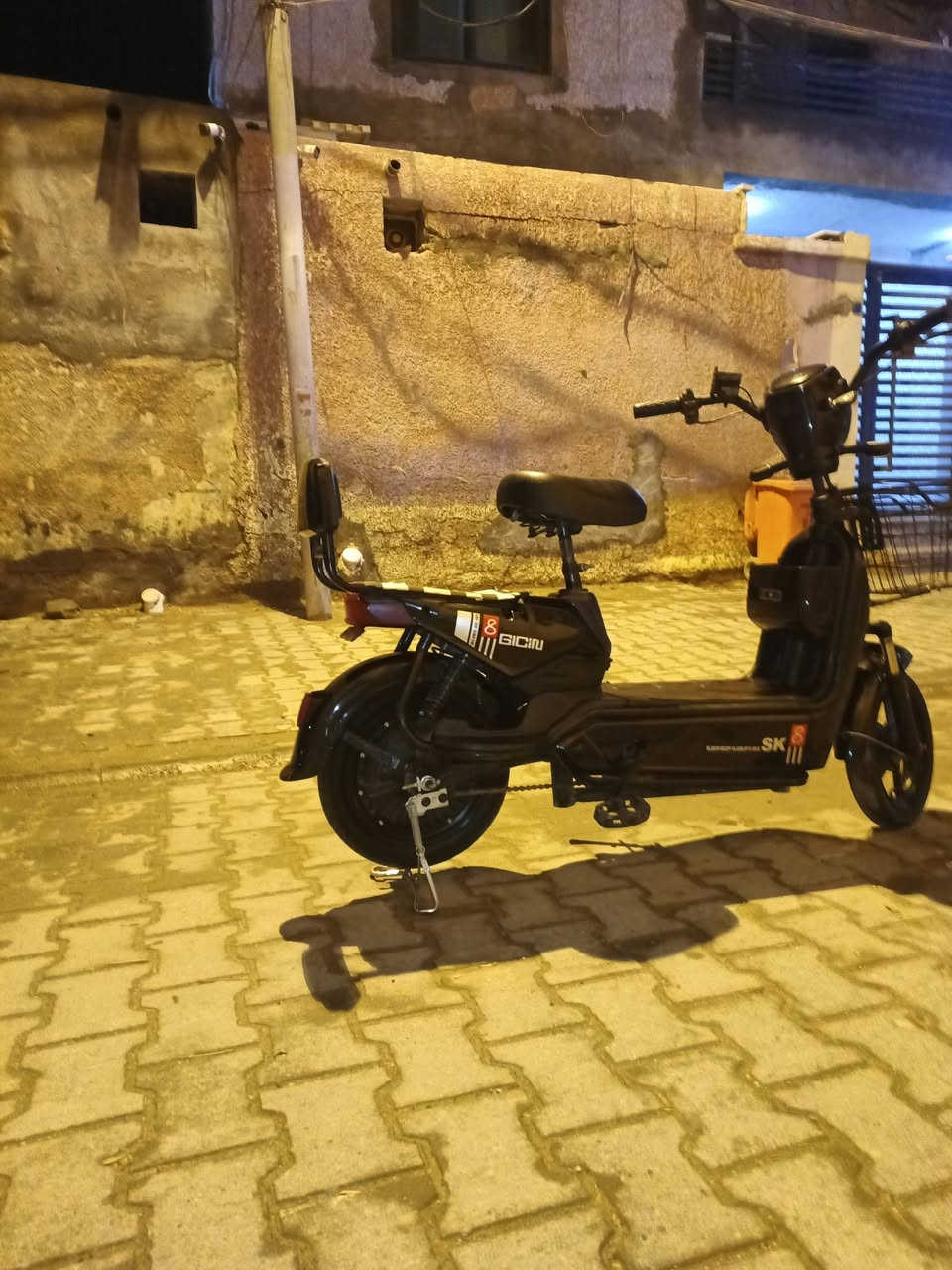 السلام عليكم
دراجة شحن للبيع 
موديل 2025 
لايت زينون عالي ناصي 
 اشاير يمنة يسرة
هورن 
3 نمر 
السرعة 99 مو حقيقي 
الحقيقي يطلع 75 
اي عطل يبين عندك بلشاشة 
بريك امامي وخلفي قويات 
قفل تاير 
بصمتين وسويجين ومفتاحين قفل تاير 
جك خلفي وامامي 
سلة تخلي بيها غراضك 
+ جكمجة 
بلوتوث 
ابيعه فارغة بدون بطاريات 
الدراجة عوزهة بطاريات 
العنوان السماوة 
السعر 125 الف وبيها مجال ♥
الي يريده يجي خاص وبي خير ويتدلل


**إذا كنت صاحب هذا الإعلان وتريد حذفه لأي سبب، رجاءا أرسل رسالة إلى الدعم الفني**