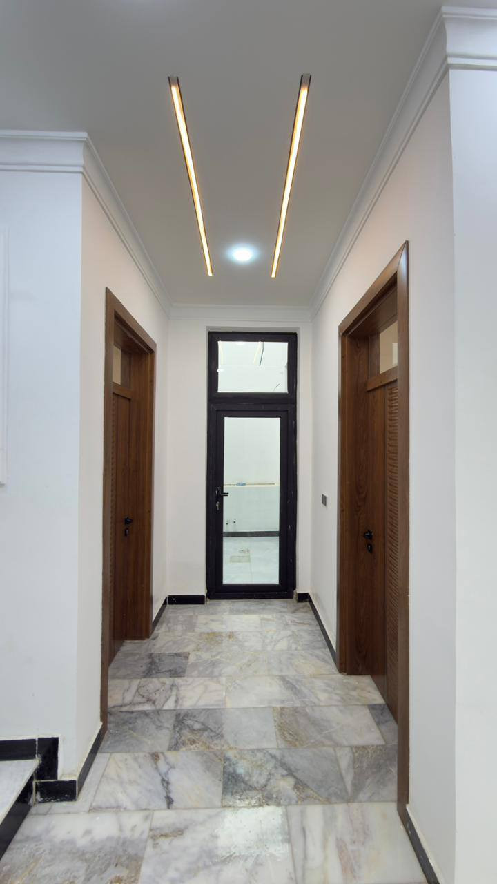 الدار للبيع
📍 الديوانية _حي الجامعة – شارع 20 
📐 المساحة: 200 م
🏢 طابقين – بناء حديث
📏 واجهة 10 م × نزال 20 م

✨غرف نوم عدد 4
✨صالة عدد 2
✨ استقبال 
✨مطبخ 
✨كراج سيارة
✨3مجموعات صحية
▪️ حديقه وشالات داخليه
💎 مميزات العقار:
✔️ بناء حديث – غير مسكون
✔️ موقع ممتاز 
✔️ جاهز للسكن الفوري

                          المراجعة 
     ♦️♦️♦️مجموعة باسم الشمري♦️♦️♦️
      ♦️♦️للاستثمار والتطوير العقاري♦️♦️
الفرع الاول/بغداد،القادسية،قرب مجمع الوزراء
الفرع الثاني/الديوانية،الجزائر ،الشارع الخدمي،مقابل تقاطع أم الخيل
الفرع الثالث/الديوانية،العروبة،شارع  المتحف
____
للأستفسار الاتصال على📲
قسم المبيعات 📠
***********📱
***********📱 
📲 حمّل تطبيق باسم الشمّري العقاري الآن من Google Play:
👉 [https://play.google.com/store/apps/details?id=com.basemShamry.app](https://play.google.com/store/apps/details?id=com.basemShamry.app)
🍏 قريبًا على App Store
