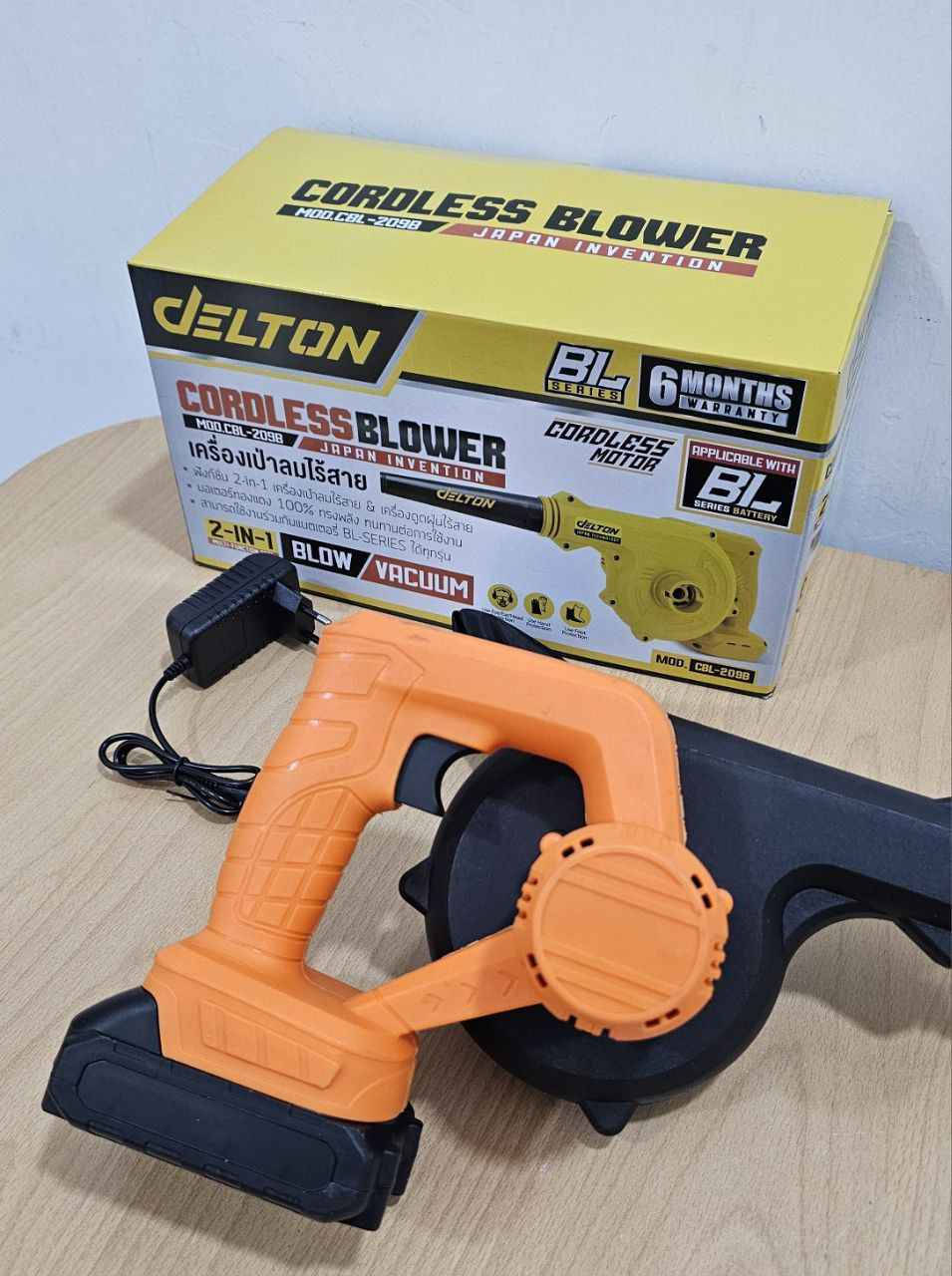 هو منفاخ ومكنسة هواء لاسلكي من ماركة DELTON، موديل CBL-2098. 
الوظائف: يعمل كمنفاخ هواء ومكنسة كهربائية (2-in-1).
المميزات: يحتوي على محرك لاسلكي قوي ومتوافق مع بطاريات من سلسلة BL-Series.
الاستخدام: مناسب لتنظيف الغبار، تنظيف السيارات، أو استخدامات الحدائق.

منفاخ لاسلكي
موديل CBL-2098 / اختراع ياباني
DELTON
سلسلة BL

محرك لاسلكي
متوافق مع بطاريات سلسلة BL
جهاز نفخ وشفط 2 في 1 بغداد, العراق


**إذا كنت صاحب هذا الإعلان وتريد حذفه لأي سبب، رجاءا أرسل رسالة إلى الدعم الفني**