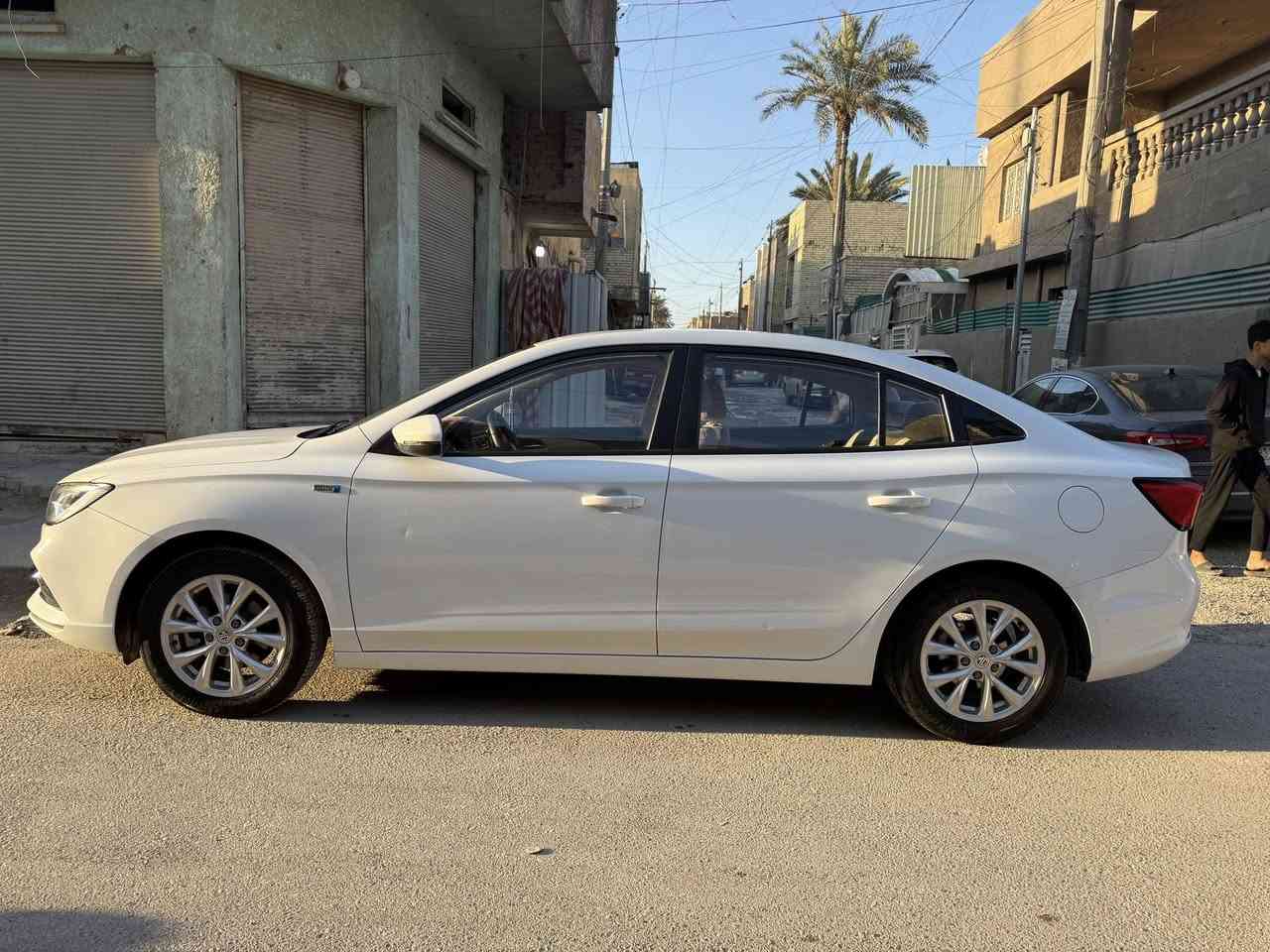 السلام عليكم 
للبيع  MG 5 ابيض اللون ، موديل 2024 خليجي 
نص مو فول 
بيها شبر بارد بالجاملغ الامامي 
و ضربة بسيطة كلش بالباب الخلفي من واحد خير ابو عربانة ضرباها و طفر 😂 
و طخات بسيطات كلش بالدعامية 

ماشية 58 الف كيلو 

سنوية جديدة ، هزة جديدة 
رقم بغداد 
التحويل ثاني يوم 

السعر 97 ورقة
مكاني بغداد ، الحرية 
***********
