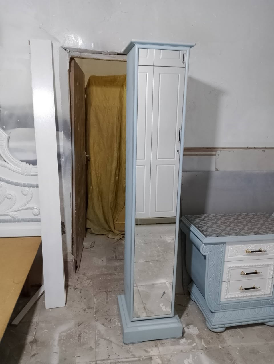 معرض سليم
غرفة نوم كويتيه إيطالية مستخدمه 6 قطع 
كنتور 
ميز مرتين
زاويه
سرير 
كومديات 2
السعر مليون و150 ألف عنوان داخل المنشور 
***********
