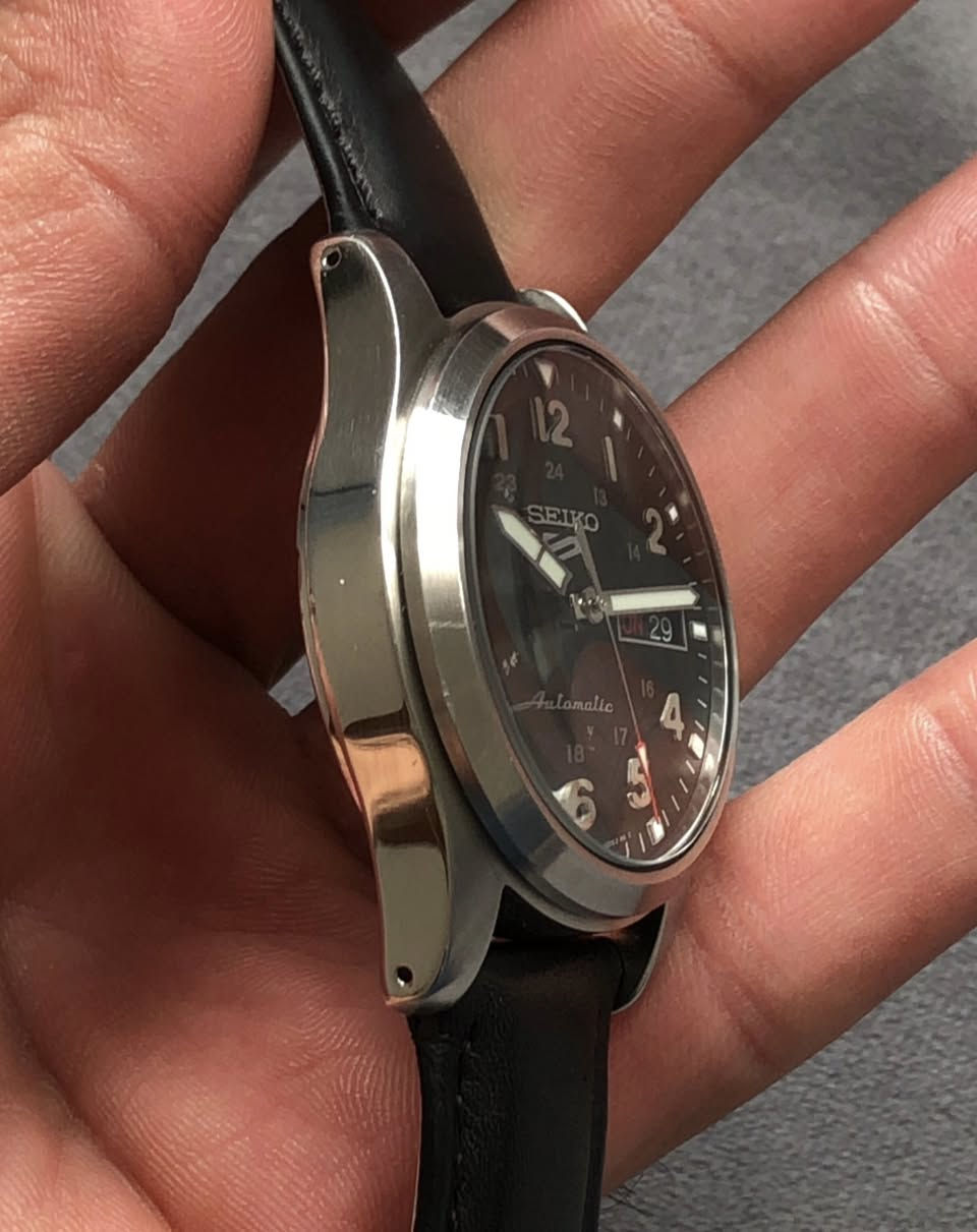 بسم الله الرحمن الرحيم 
سيكو فايف سبورت — SEIKO 5 Sport
ياباني اصلي 
اوتوماتيك مكنه كشف
 نظام عسكري
 دي ديت قطر ٤٠
سير بك مستبدل 
نظافتها كالجديد


**إذا كنت صاحب هذا الإعلان وتريد حذفه لأي سبب، رجاءا أرسل رسالة إلى الدعم الفني**
