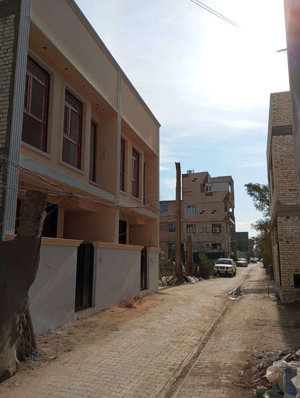 السلام عليكم تعلن شركة الجبوري للعقار والمقاولات العامه عن بيع دار ملك صرف زراعي في منطقة الاسبع ابكار نهاية شارع الهبي دي بناء حديث درجه أولى ركن على فرعين تسليم مفتاح
1 المساحة 58 متررر 
2 الوجه 5 مترررر 
3 النزال 11 متر و75 سانتيم 
4 عرض الشارع 6 متررر كامل الاخدمات مقرنص كهرباء مجاري ماء 
5 السعر 140 مليون وبي مجال 
يتكون من طابقين وبيتونه وسطح 
الطابق الأول طرمه وصاله ومطبخ وحولي وخدمات ومنور 
الطابق الثاني غرفتين نوم وحولي وخدمات وبيتونه وسطح 
عنوان الشركة الكريعات الكويتي شارع حسينية ابي تراب قرب فلكة القرغولي استفسار اتصال على الارقام التاليه 
*********** أبو صكر الجبوري 
***********
