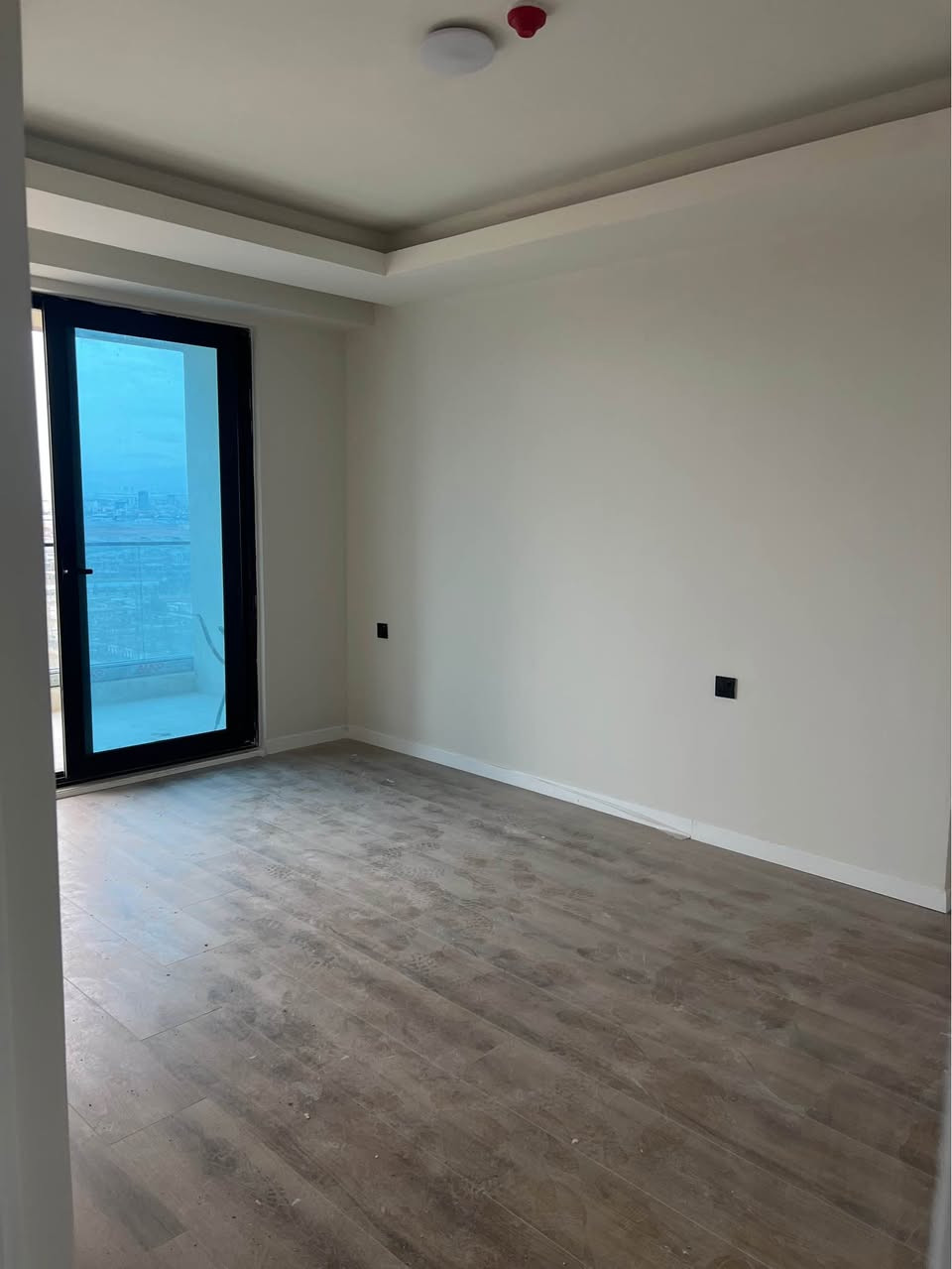 شقة للبيع في كرين وورلد تاور – أربيل
تدور على فخامة وراحة بنفس الوقت؟
#شقتك المثالية تنتظرك داخل كرين وورلد تاور، #المشروع اللي جمع بين التصميم العصري والموقع الذهبي ✨
#المواصفات:💎
• تتكون من : غرفة وصالة بتصميم أنيق وحديث
• مساحة: 84 م²
• السعر الكلي: 66,300$ - 6 دفاتر و63 ورقة
• دفعة أولى: 29,800$ 
• عند أستلام الشقة :  13,200$,- دفتر و32 ورقة والباقي #أقساط شهرية مريحة: 300$ فقط بالشهر 
📍#موقع استراتيجي في قلب أربيل، وخدمات فندقية راقية #تخليك تحس إنك تعيش داخل فندق خمس نجوم كل يوم 💫
🔥 لا تفوّت الفرصة – الأسعار تصعد كل يوم!
#احجز اليوم قبل لا تصعد #الأسعار وتضيع الفرصة من إيدك!👇🏼📞
( Call + WhatsApp + Viber )
0750-6364545
0770 4719566 
#كرين_وورلد #عقارات_أربيل
#كرين_وورلد #شقق_أربيل #استثمار_راقي #شقة_احلامك أربيل, العراق
