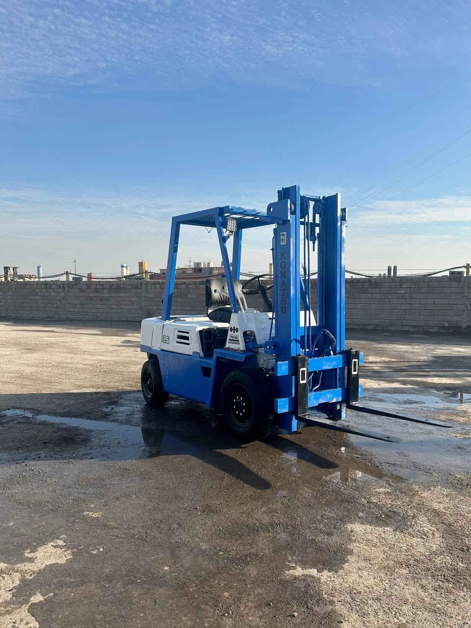 للبيع رافعه شوكيه كوماتسو موديل 1989للبيع
طنين ونص جب حاويه حركتين كير_محرك
اكسن _كهربائية _رفع_بريكك كلو كامل رافعه 
وضع بلادي سعر 35$ورقه أوبيه مجال للاستفتار 
أكثر إتصال على الرقم "***********" "***********"
