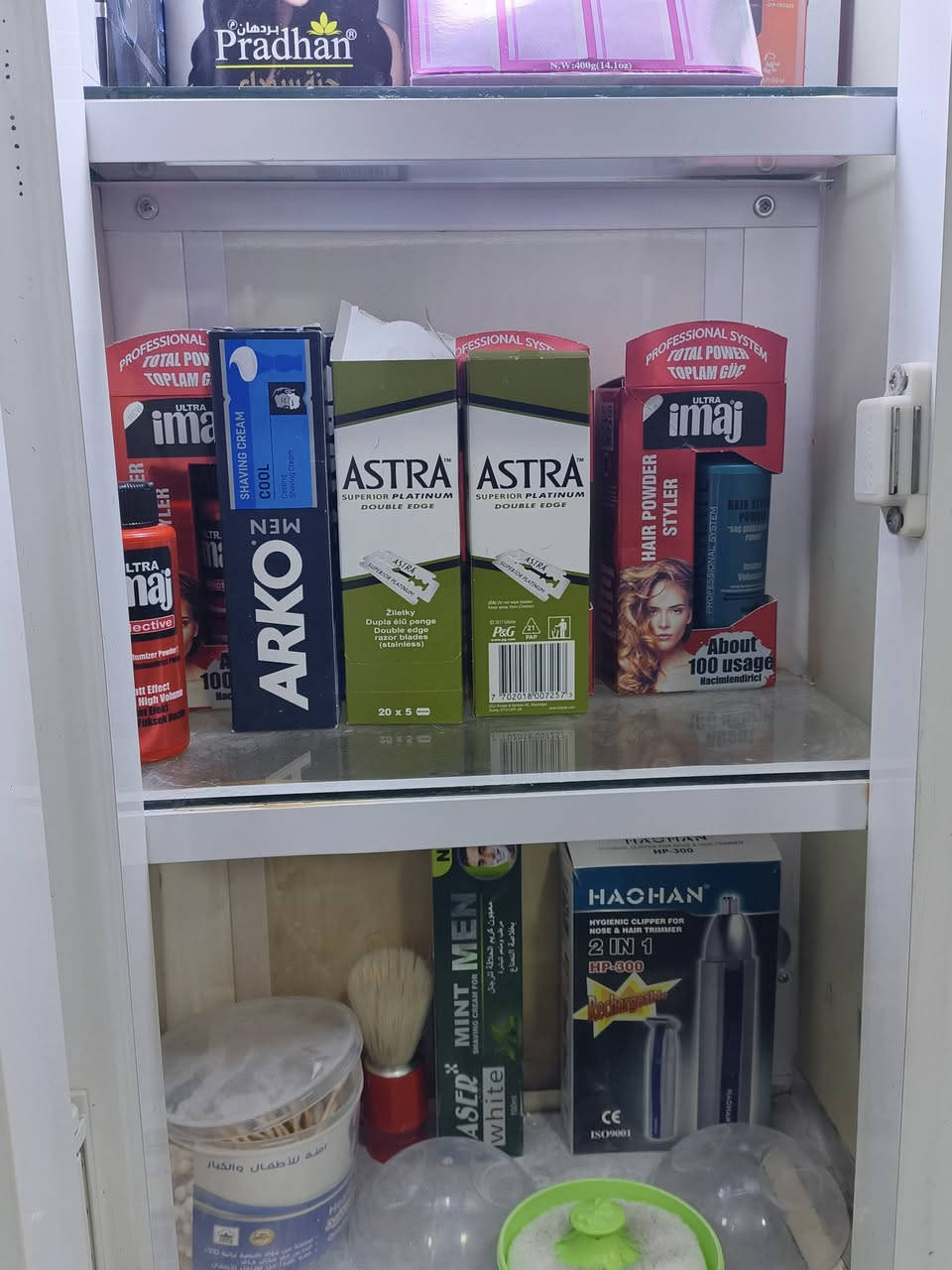 محل كامل للبيع تحول وتفتح ما يعوزك ولا غرض مرايتين +كرسي واحد +قنفه +جامخانه ويا +تانكي مي +مبرده+جهاز بخار +جهاز شمع+مغسل محل متكامل شرط حته خيط متشتري الاستفسار واتساب تريد تخابر . ***********
