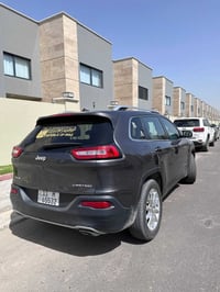 للبيع فقط جيب شيروكي ( بزون ) ليمتدد 2015 رصاصي فيلي دفع رباعي 4x4 سته...