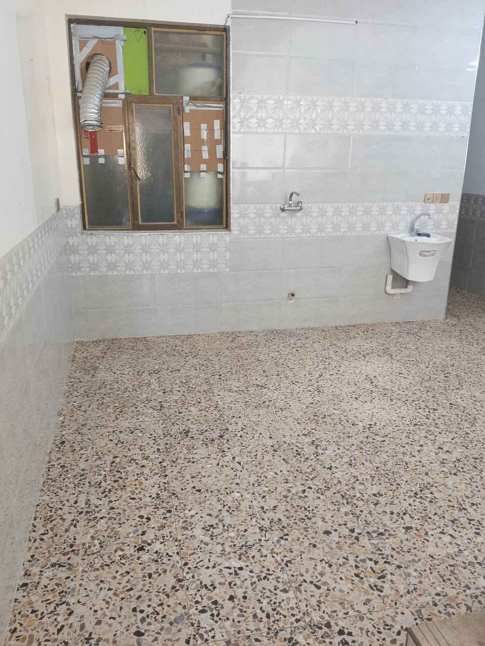 الدار الليجار مساحه 100 متر
طابق ثاني معزول 
موقع سده ساحت زمن قرب شارع 15 
هاتف ***********
