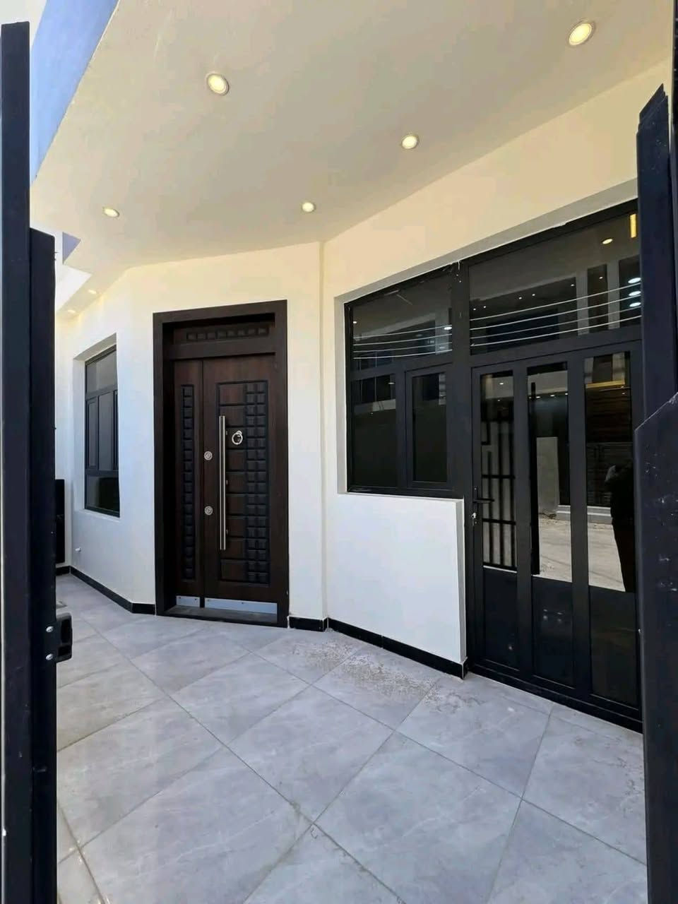 المساحه 100
طابقين. 3.غرف 
وحده جوه. وثنين. فوك. 
حصيات داخليه. وخارجيه 
ايجار. 350
بيع 420 
مكان حي اور قرب المدينه المائيه   ***********
الشراي.  يجي خاص    او الرقم. بي. واتساب.
