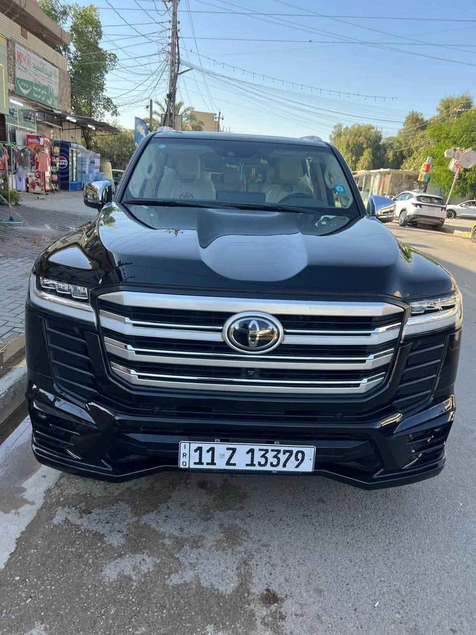السلام عليكم
لاندكروز للبيع ..VX لمتدد

موديل 24 ماشيه 25 الف 

مكينة 4000تنفس طبيعي

بريم اصل لسيارة 

السياره فوول مواصفات 

4ابواب بصمة 

سلايد روف/فتحة سقف

رادارات أمامية وخلفيه وجانبية

كشنات أمامية تدفئة وتبريد

كامرات أمامية خلفيه ومحيطية

كشنات خلفية كهرباء

شاشات كبيرة 

كشن لسائق خزن ميموري.

تحديد مسار .

توقف ذاتي.

ثلاجة .

شعار لاندكروز فتحة الأبواب 

ابواب شفط 

جنطة كهرباء 

مواصفات السيارة معروفة للجناي..

 مغلفة PPFبلكامل

بأسمي سنوية تحويل مباشر 

أمانة الله السياره جديده بمعنى الكلمة..

السعر 75000$يعني750ورقة وبيها مجال   للشراي

مكان لسيارة بغداد منطقة الدورة 

هاتف:***********
