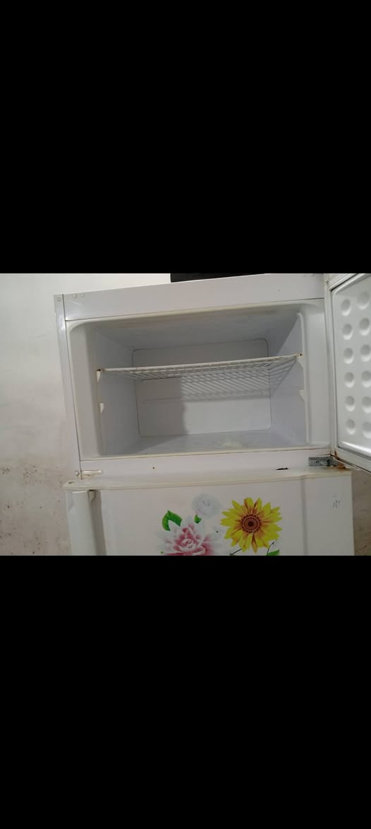 اغراض منزليه مستعمله للبيع الموقع المحل مقابيل المطحنه اي حاجه اتريداتصال بهاي الرقمين *********** او***********
